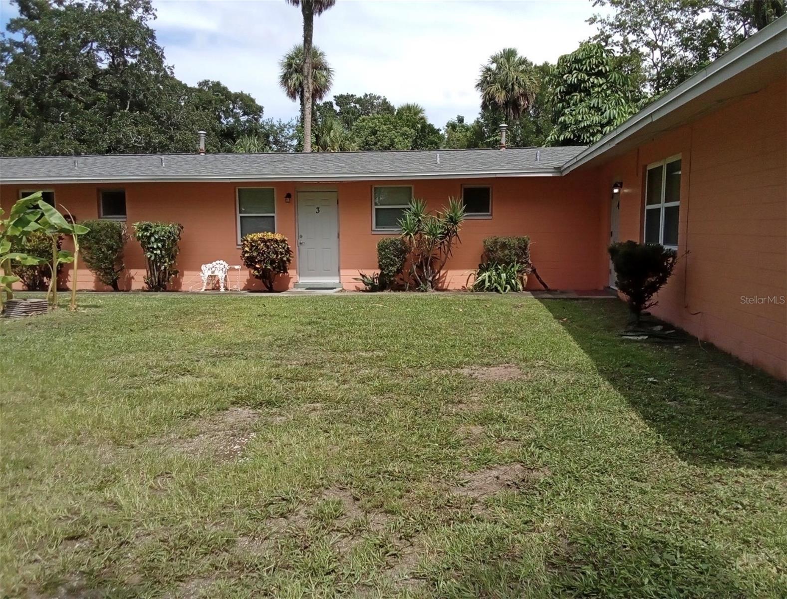 555 Oak St Property Photo 3
