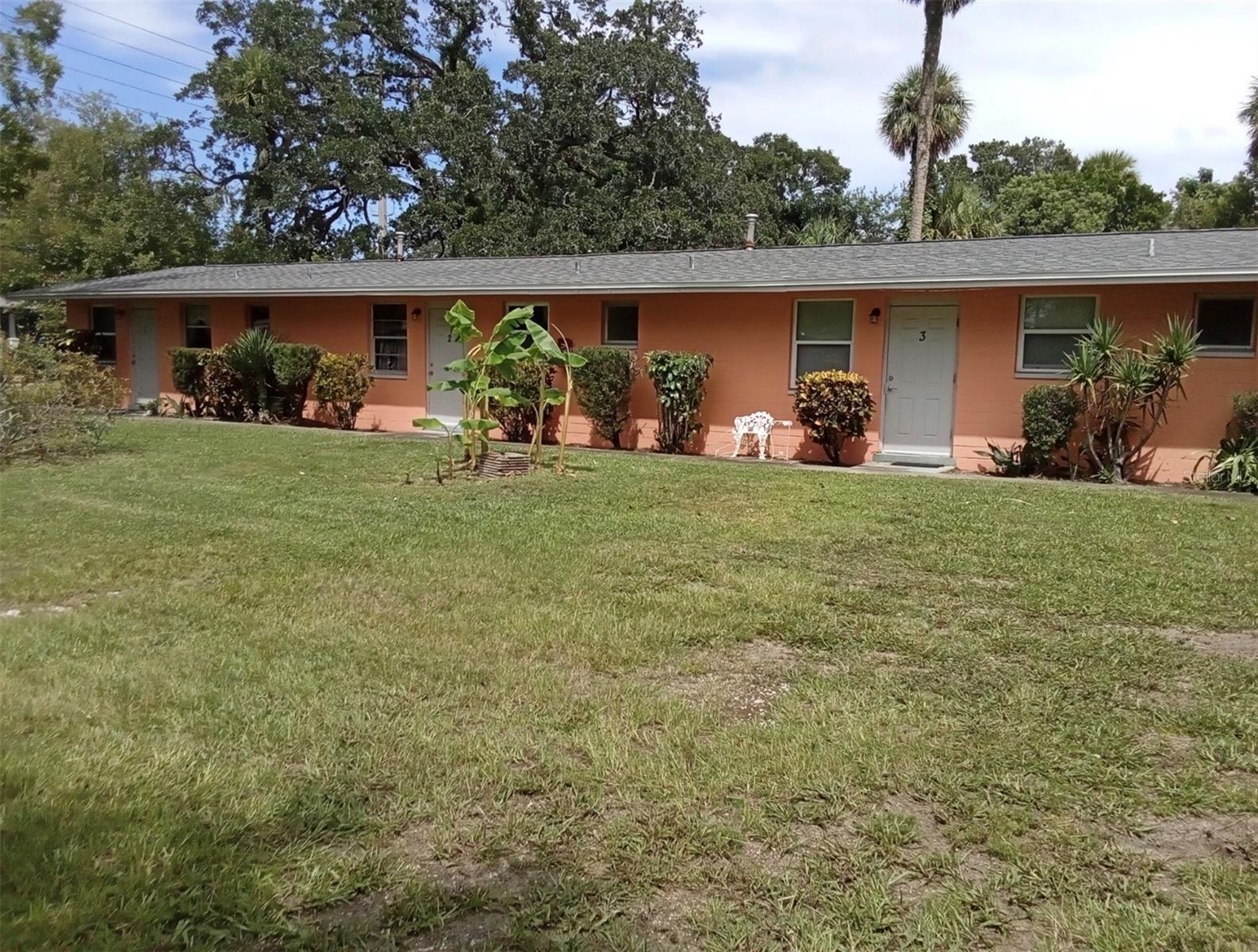 555 Oak St Property Photo 4