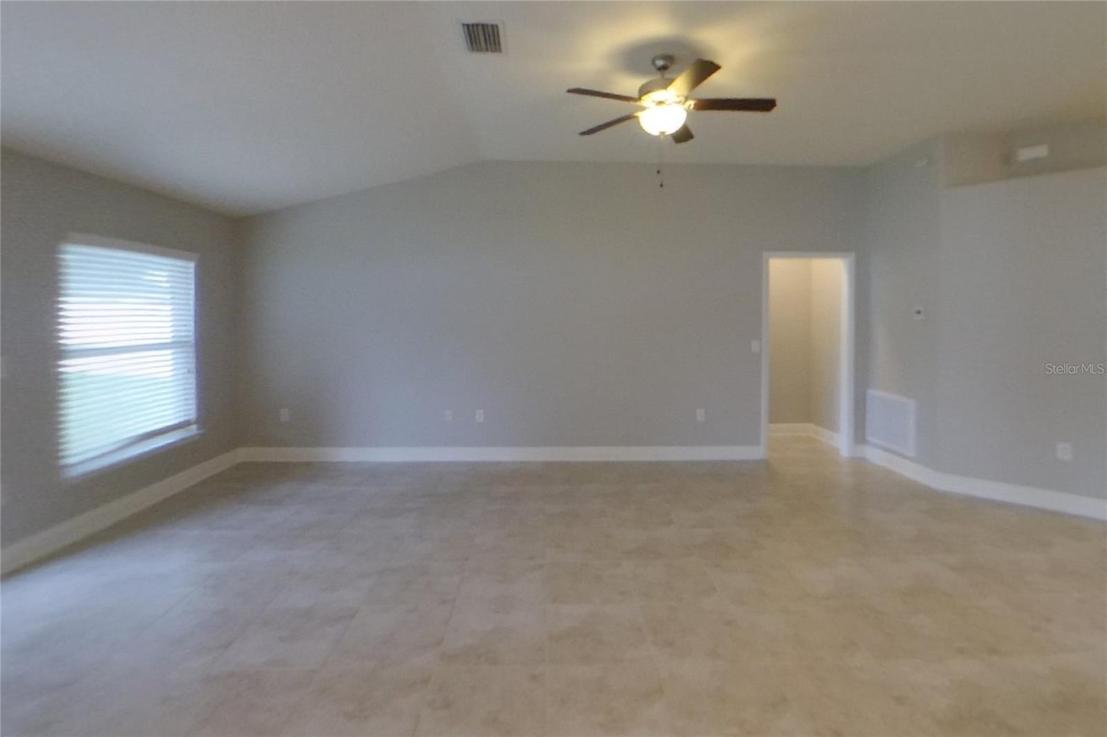 O6439593 Property Photo 2