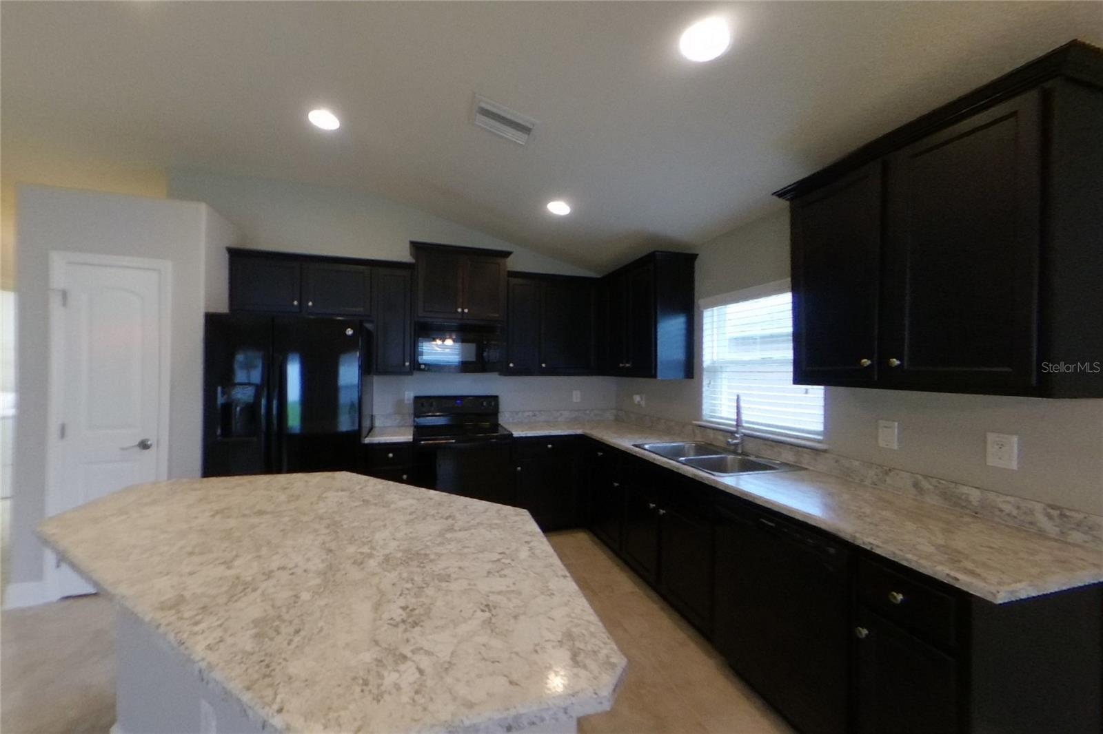 O6439593 Property Photo 5