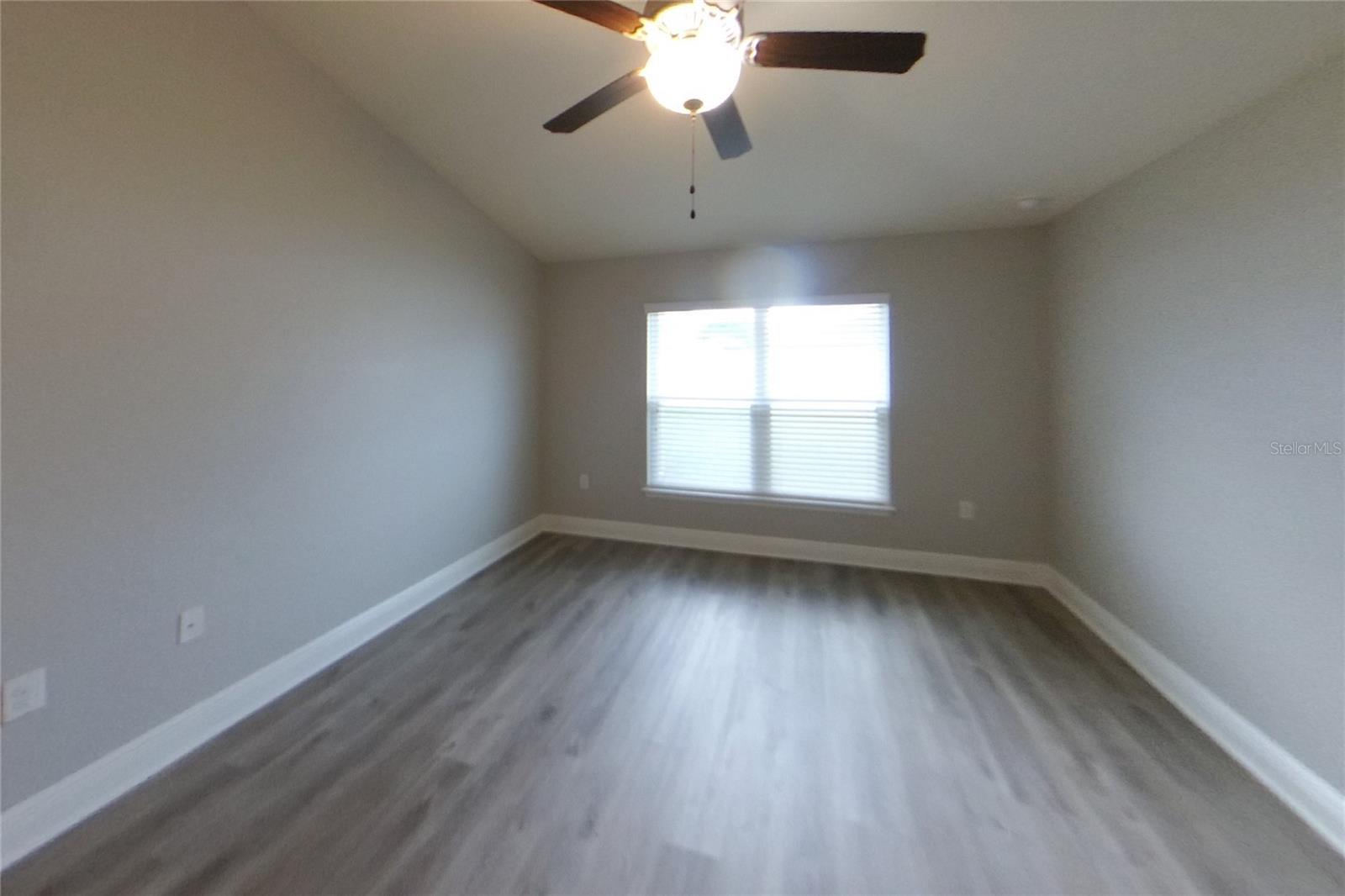 O6439593 Property Photo 6