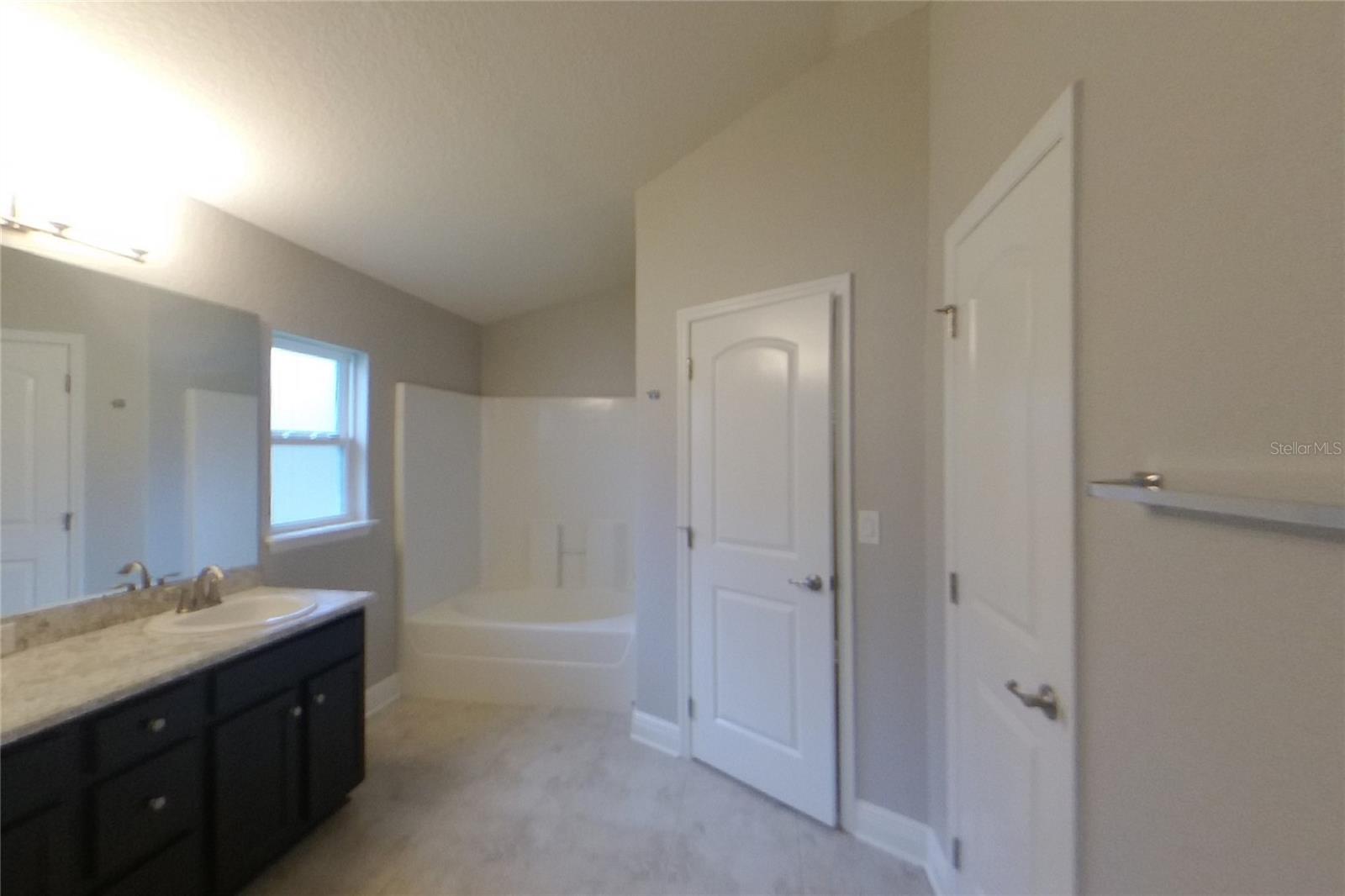 O6439593 Property Photo 8