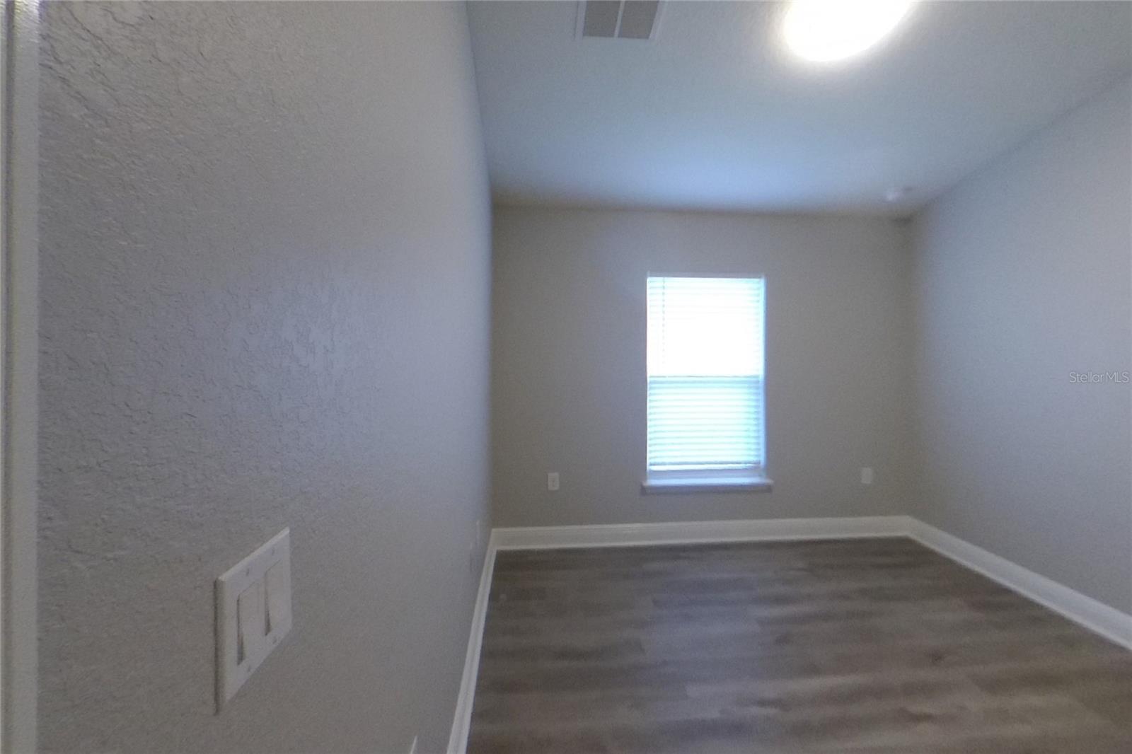O6439593 Property Photo 11