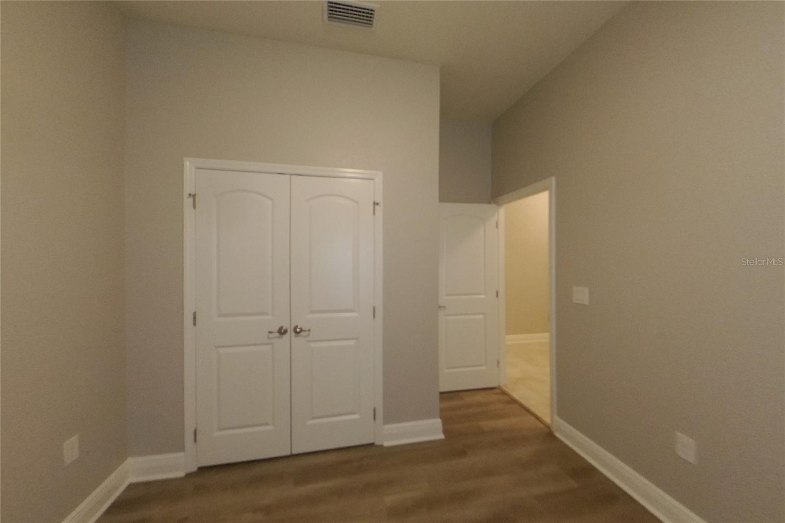 O6439593 Property Photo 12