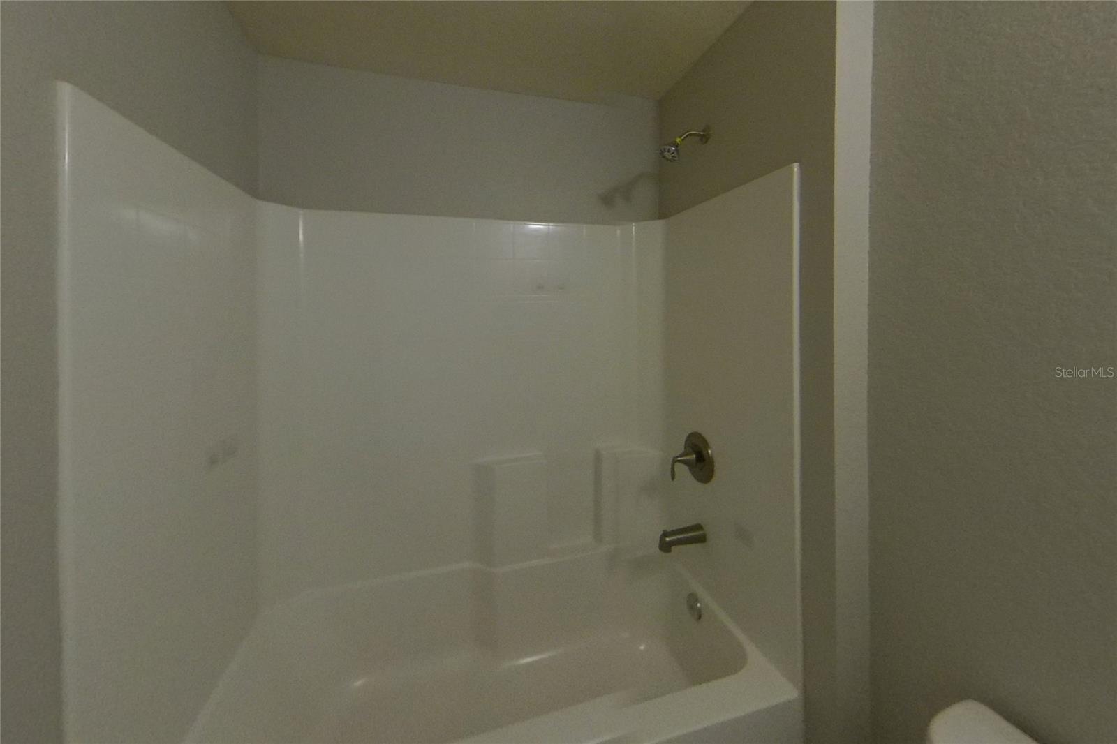 O6439593 Property Photo 13