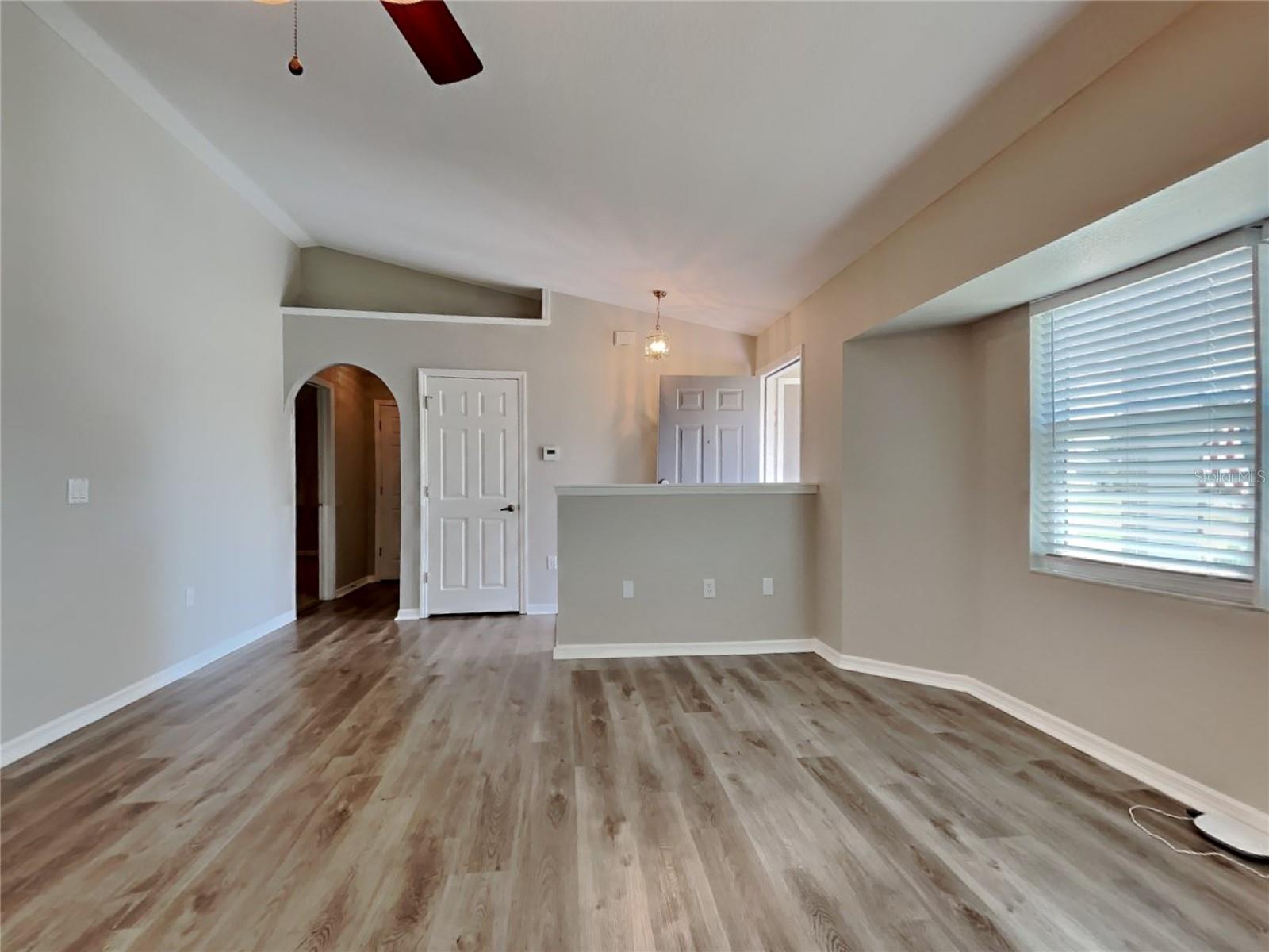 O6439595 Property Photo 2