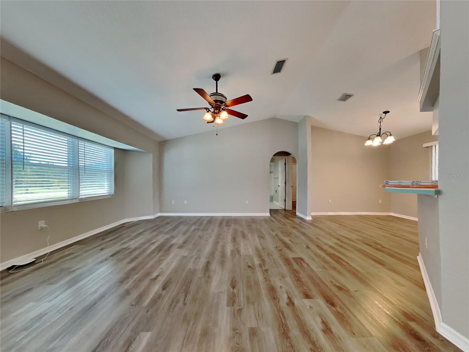 O6439595 Property Photo 3