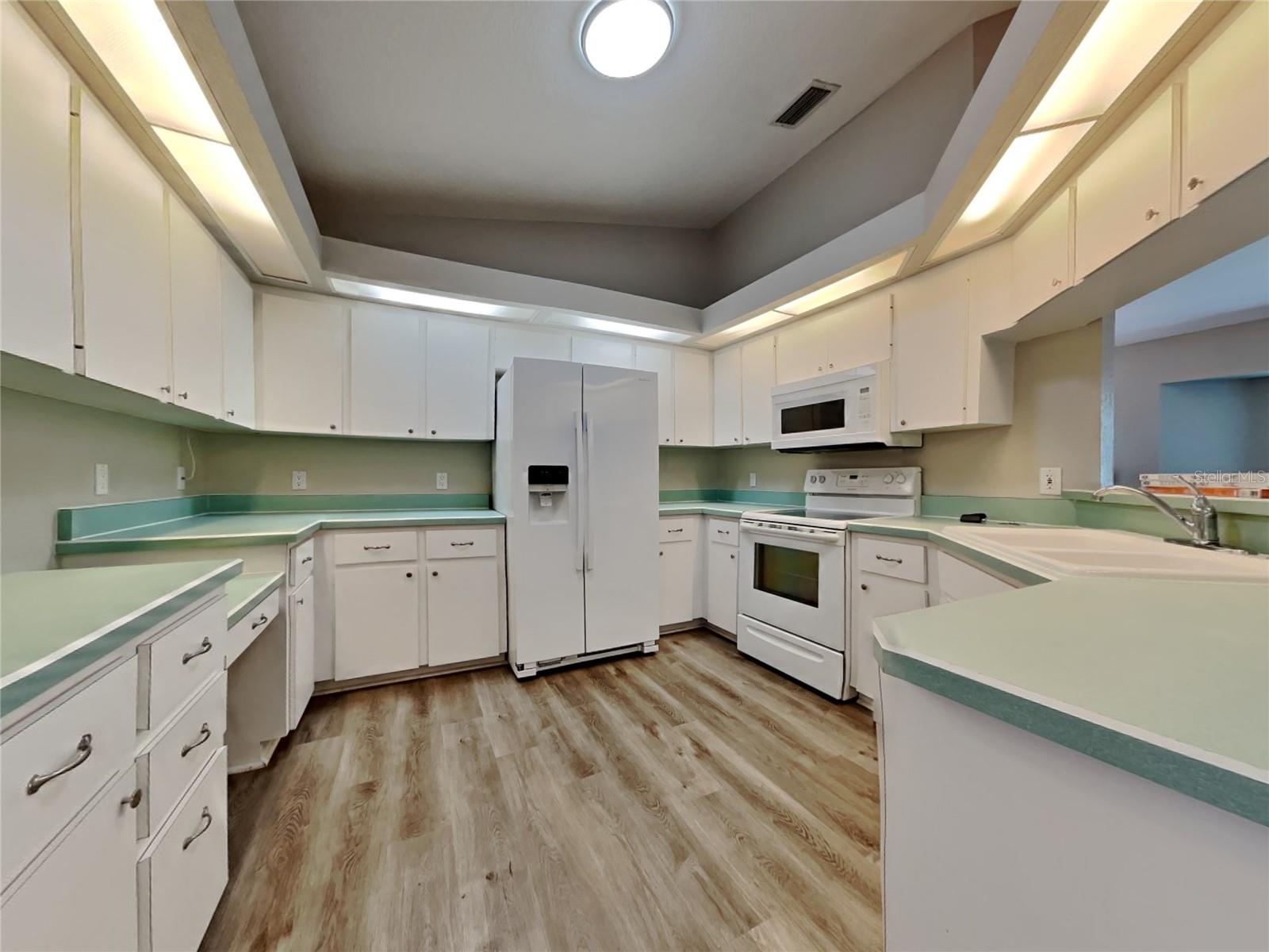 O6439595 Property Photo 5