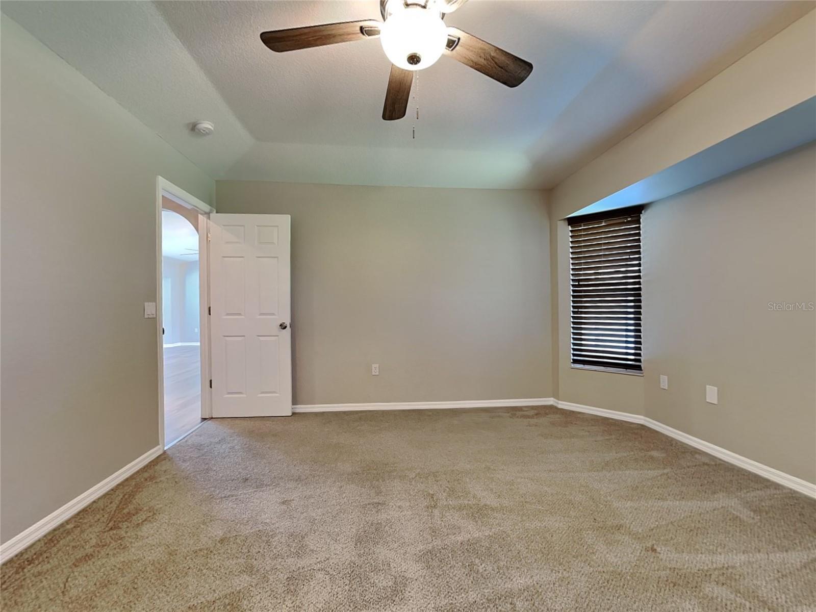 O6439595 Property Photo 6