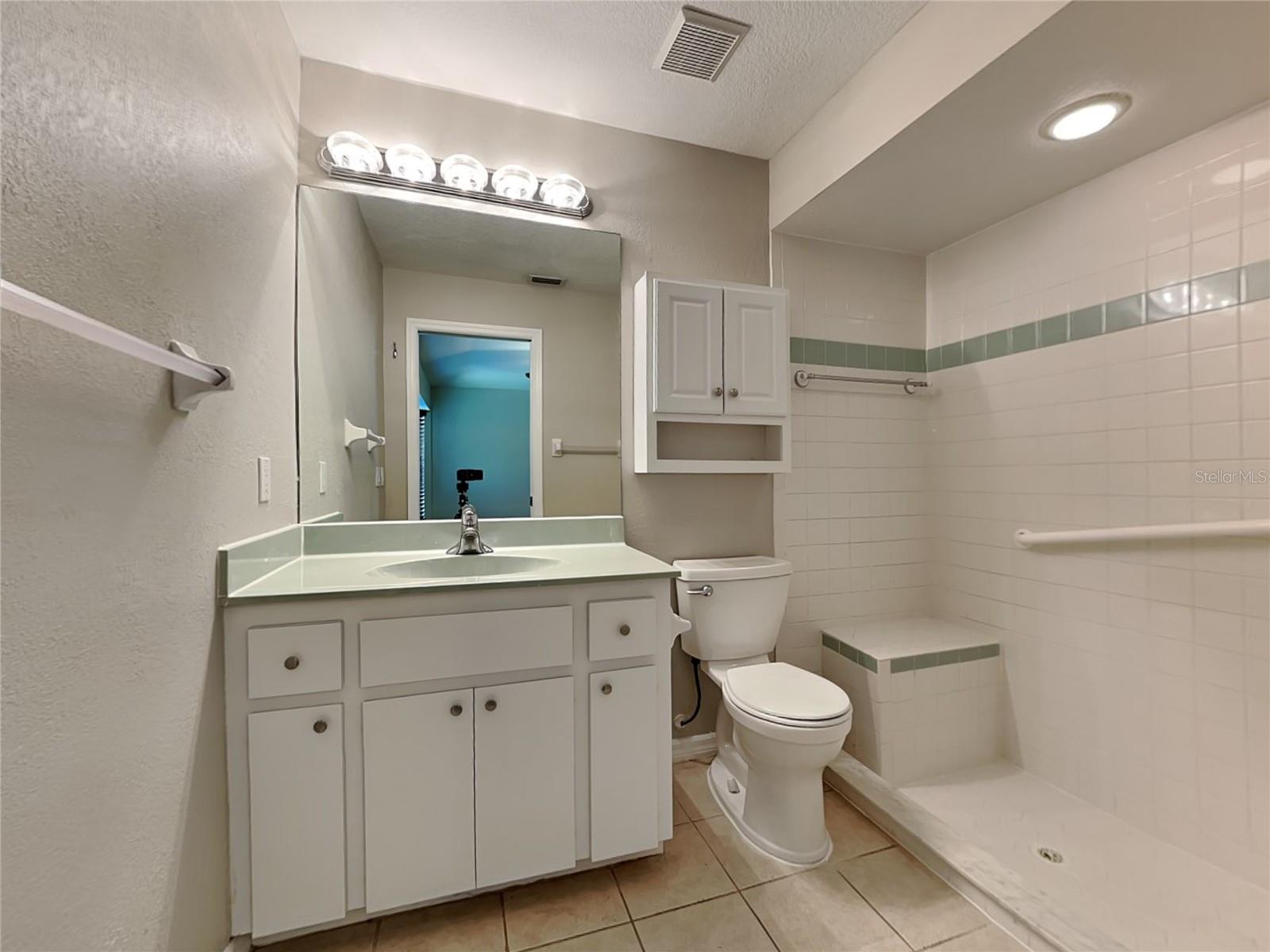 O6439595 Property Photo 8