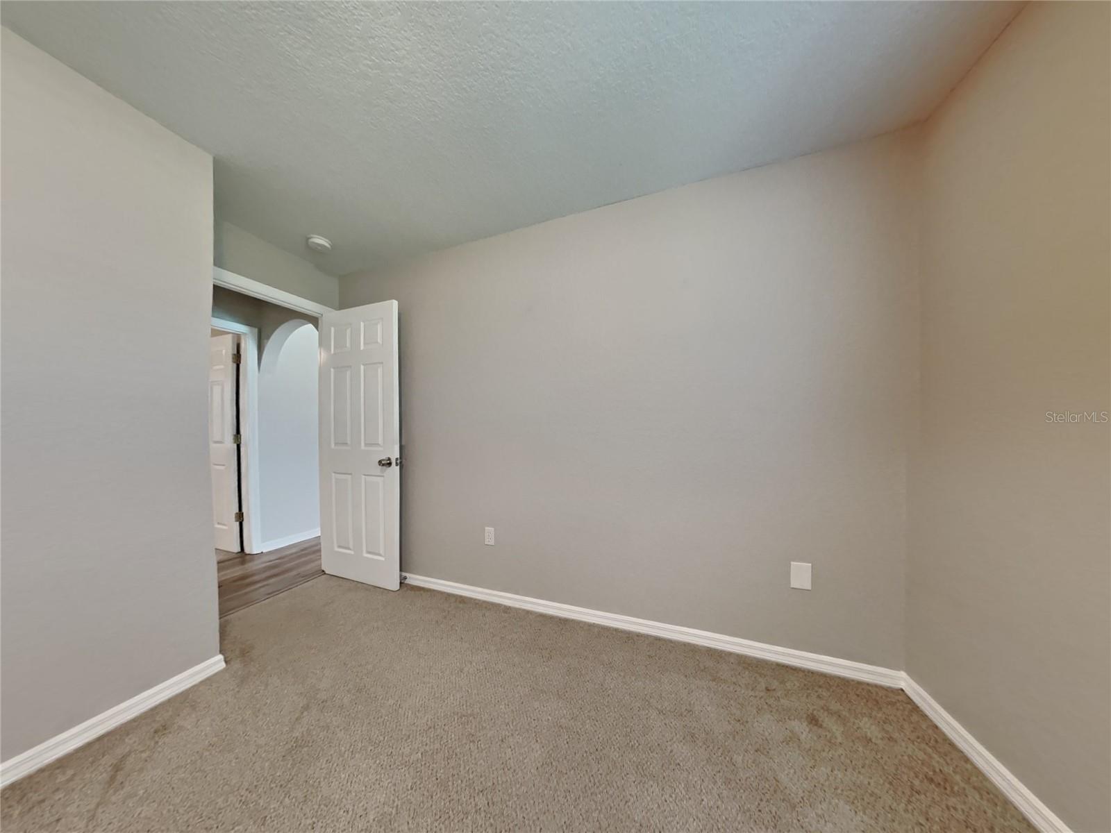 O6439595 Property Photo 10