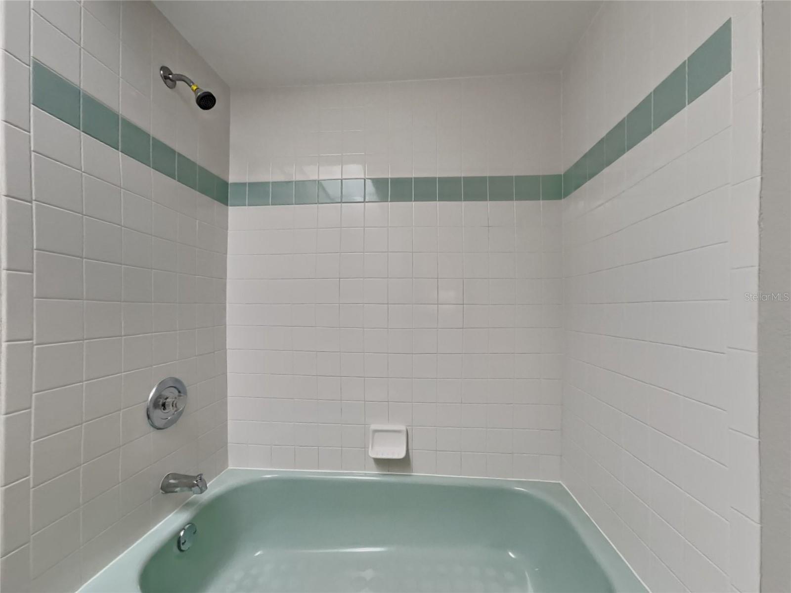 O6439595 Property Photo 12