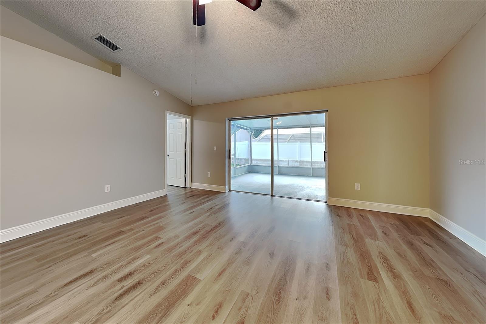 O6439598 Property Photo 2