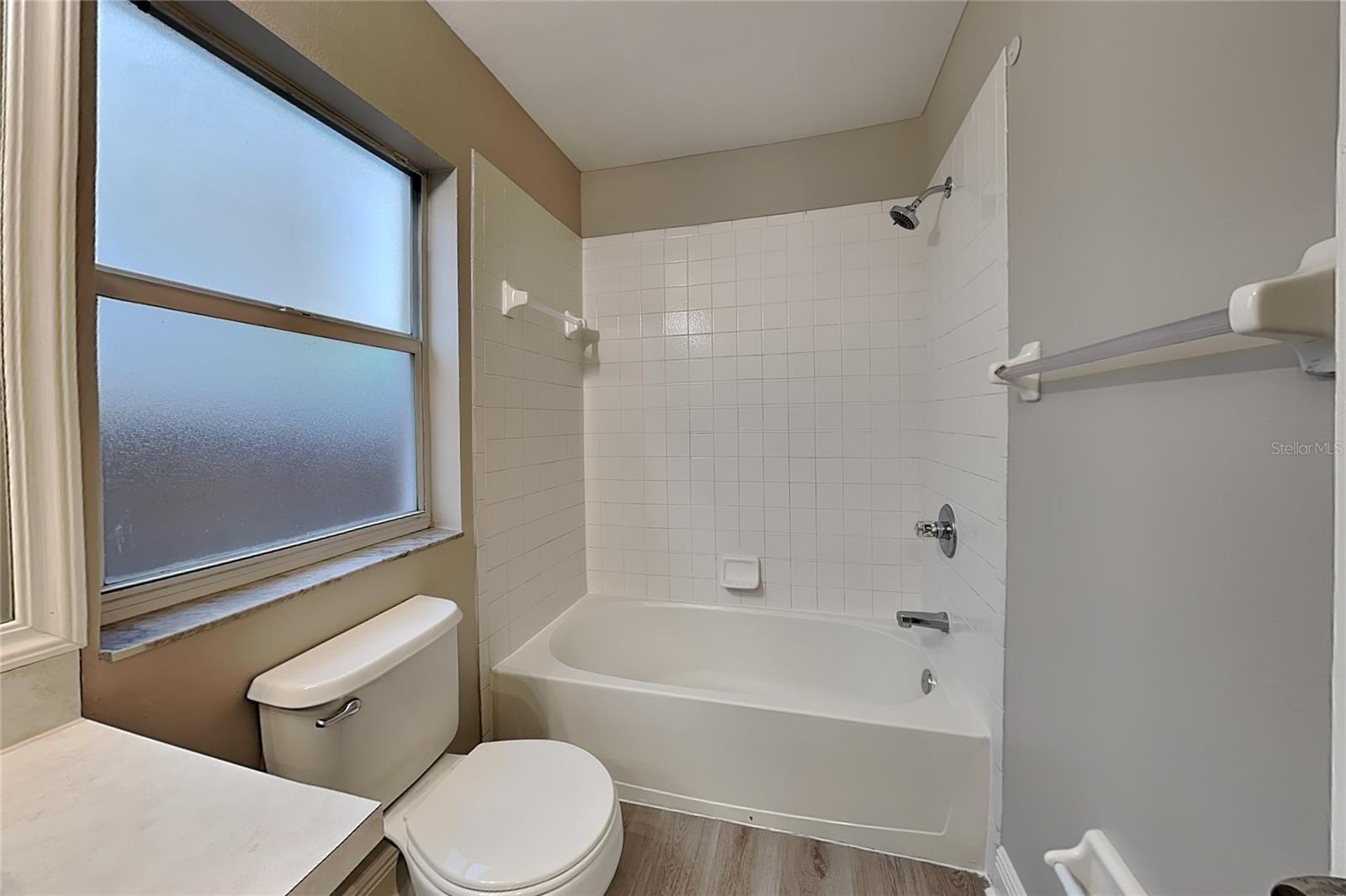 O6439598 Property Photo 8