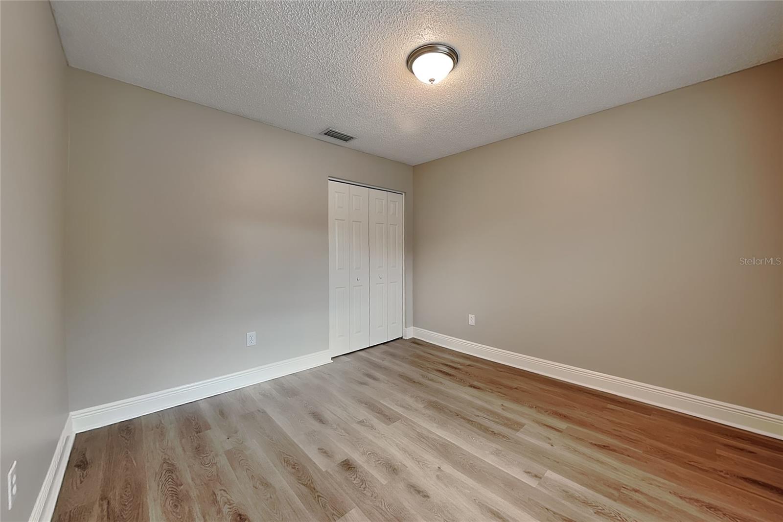 O6439598 Property Photo 12