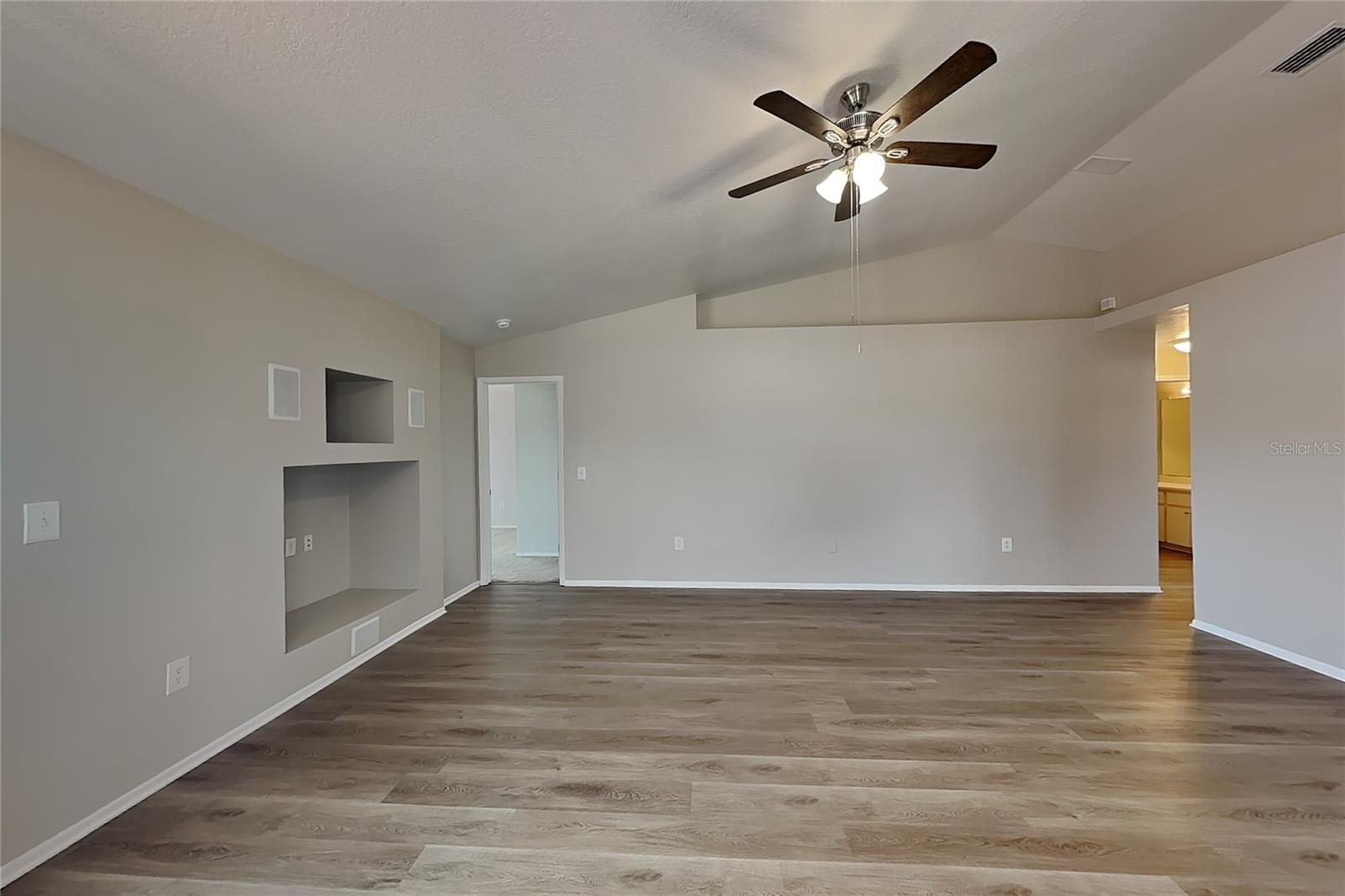 O6439607 Property Photo 3