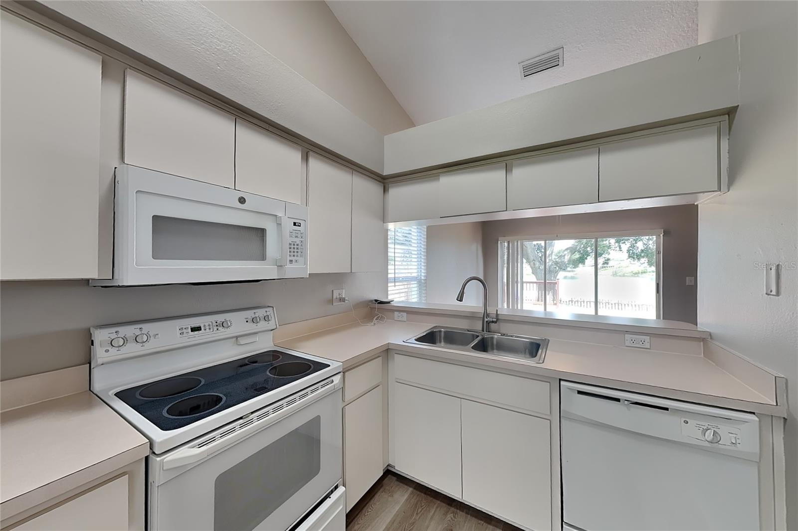 O6439607 Property Photo 5