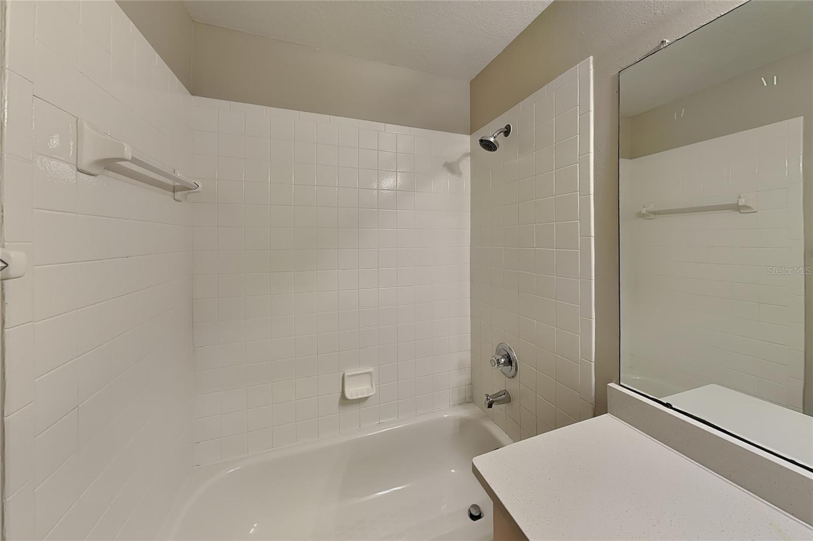 O6439607 Property Photo 14