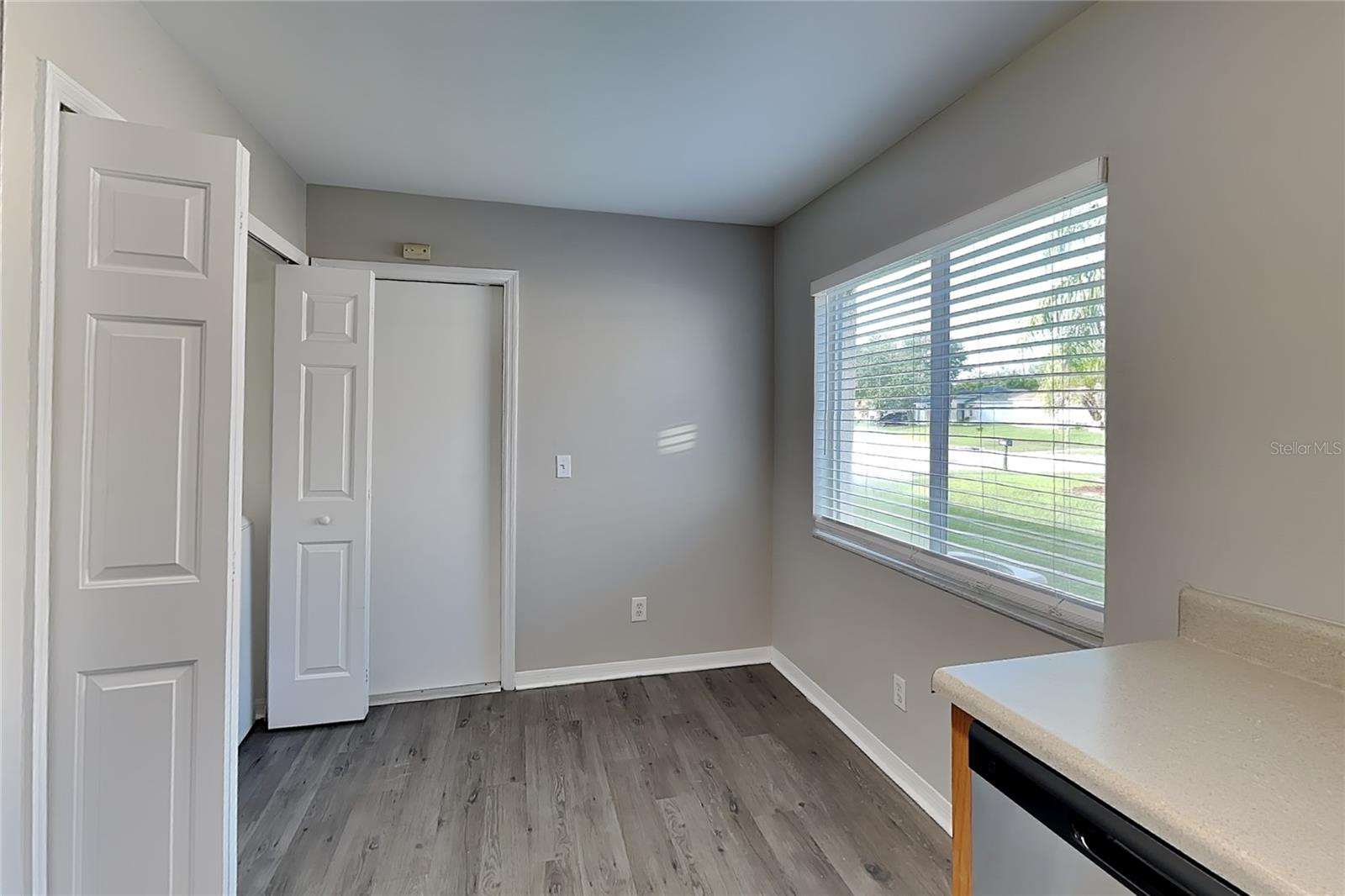O6439613 Property Photo 6