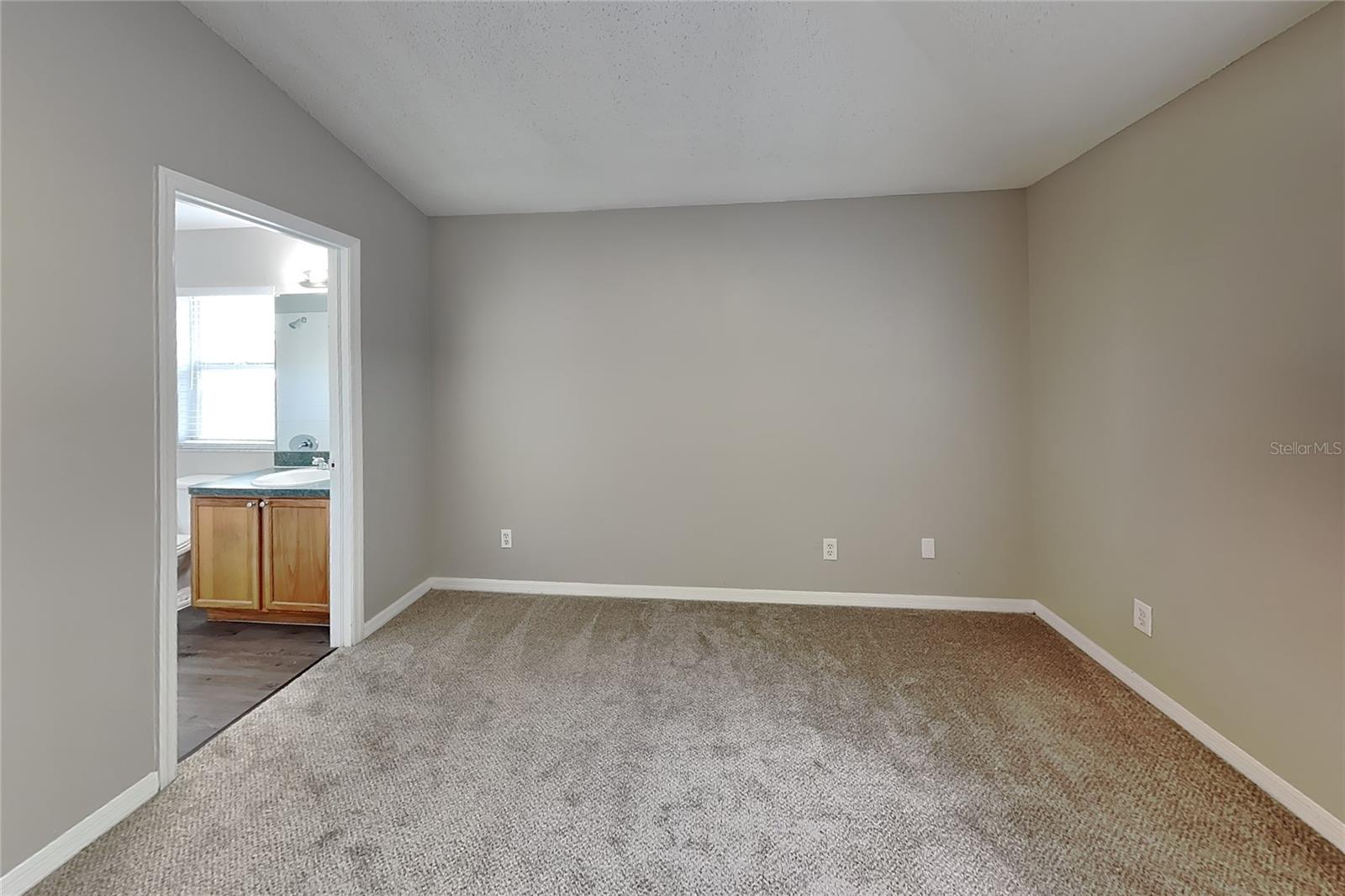 O6439613 Property Photo 9