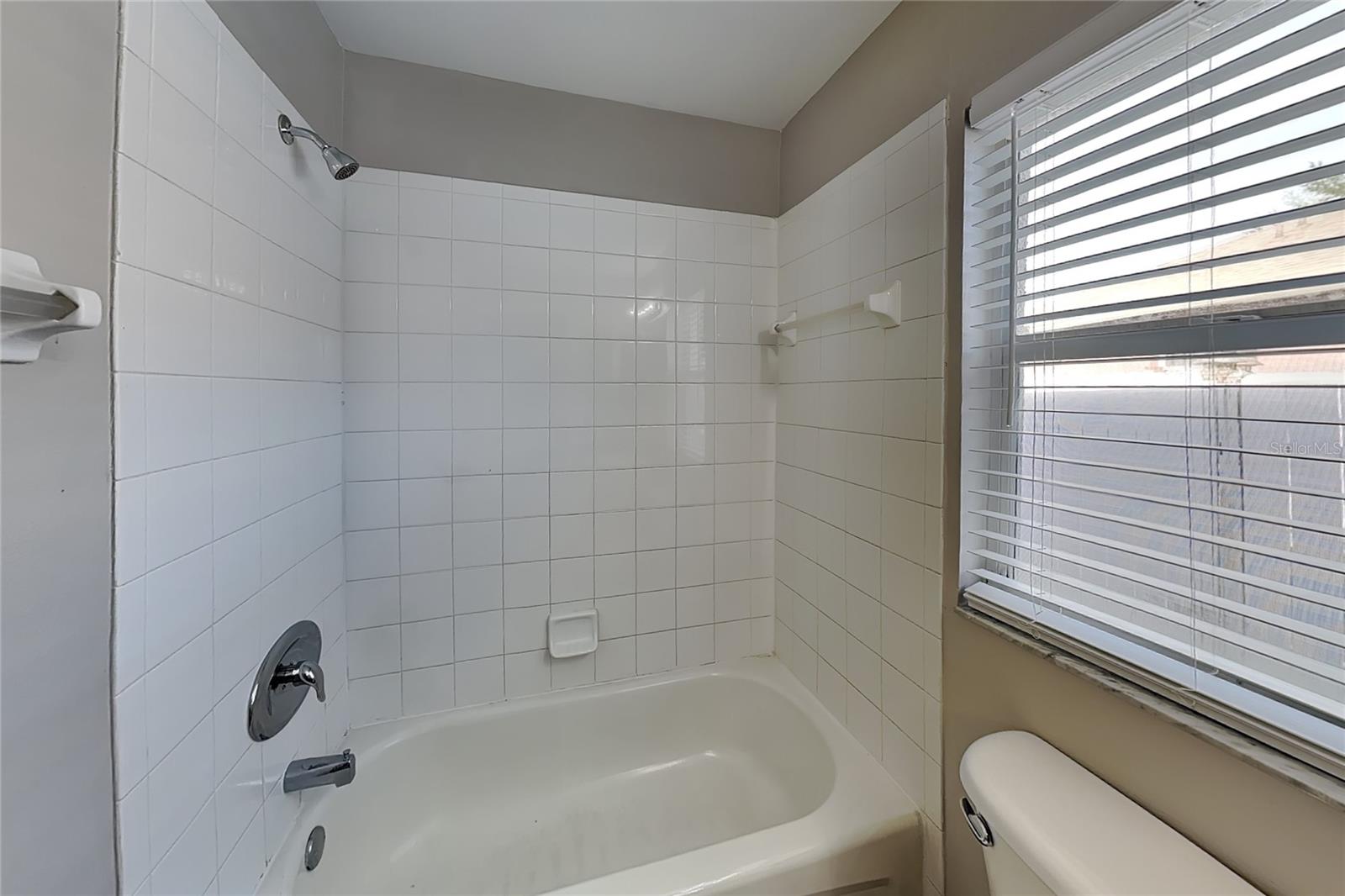 O6439613 Property Photo 11