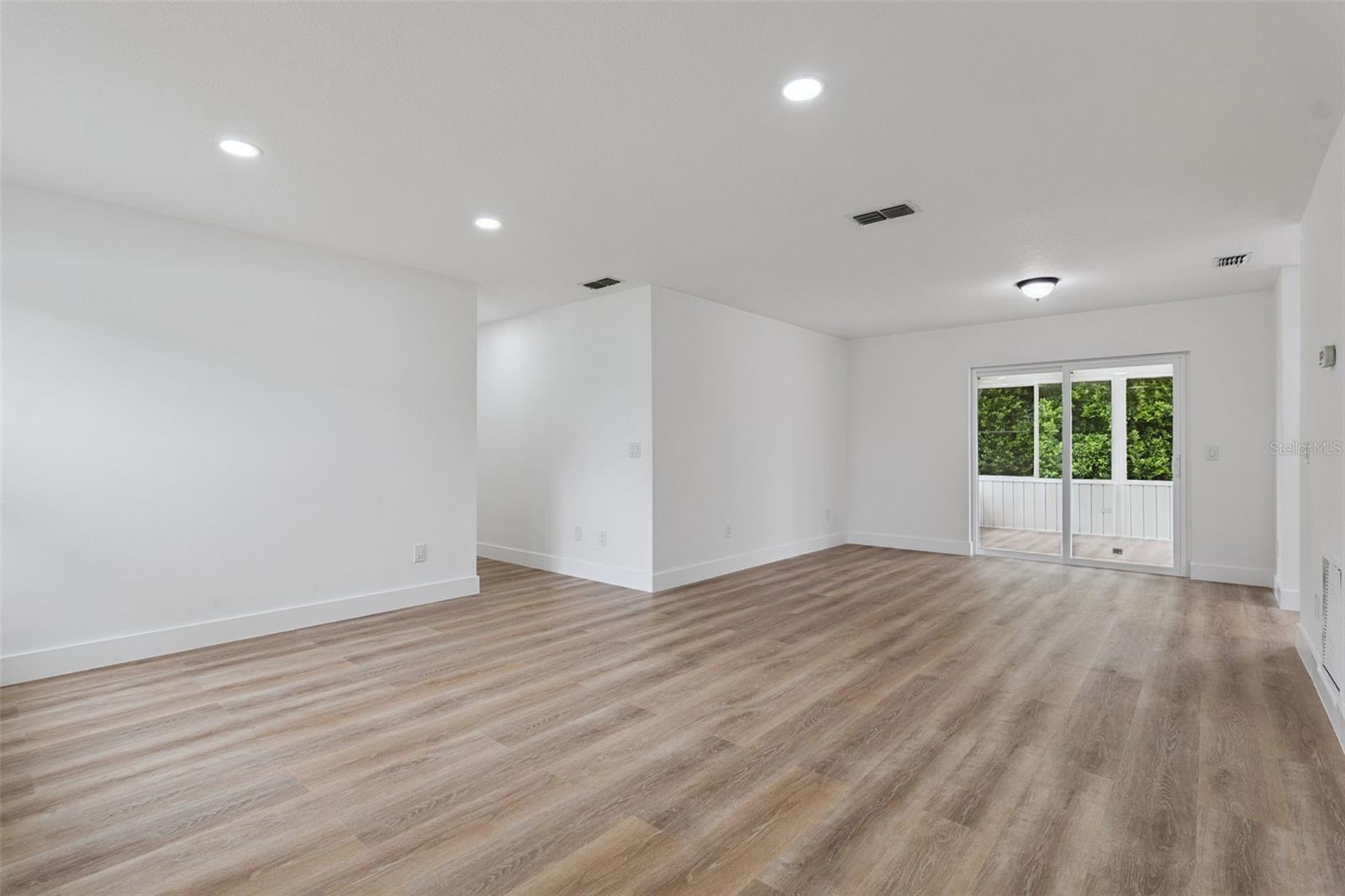 1102 Magdalena Ave Property Photo 9