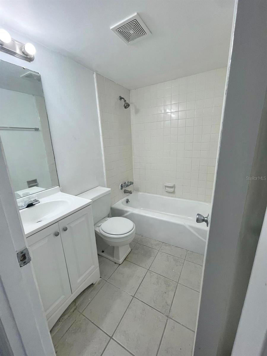 1920 E Edgewood Dr #d11 Property Photo 17