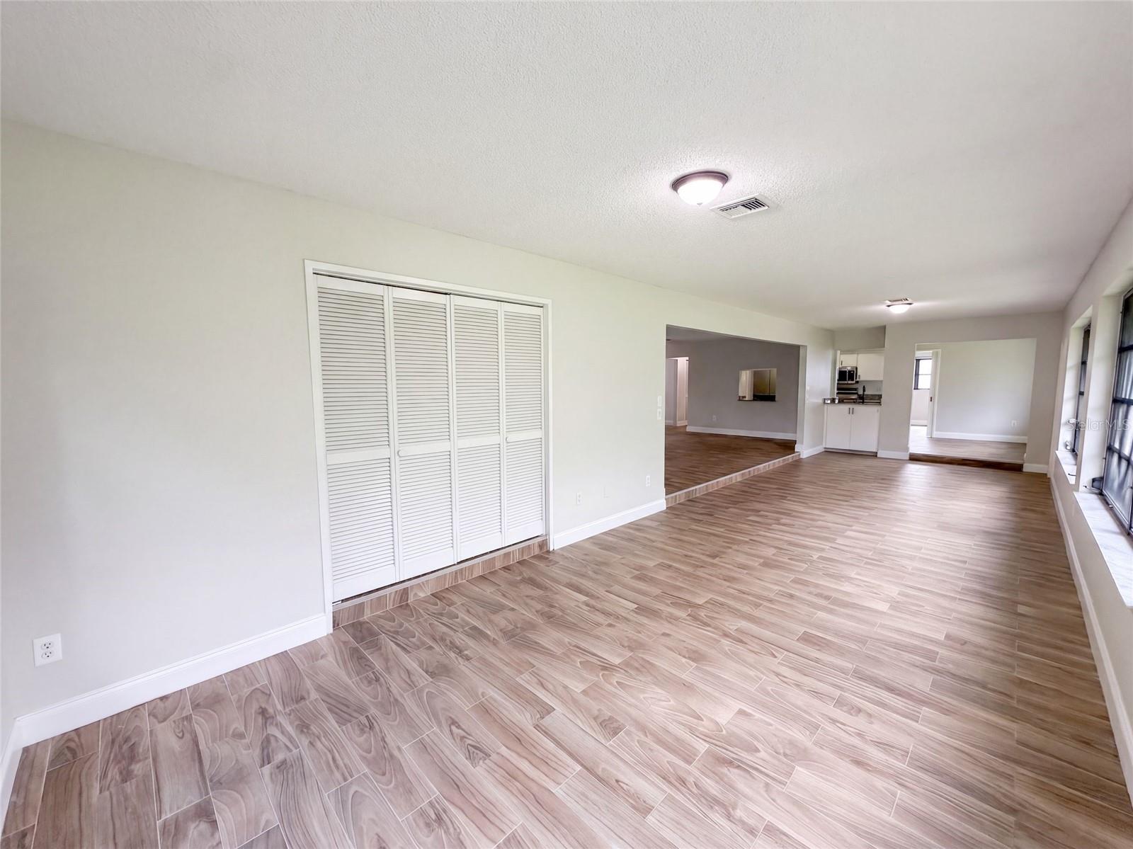 15 Shumard Ct E Property Photo 3