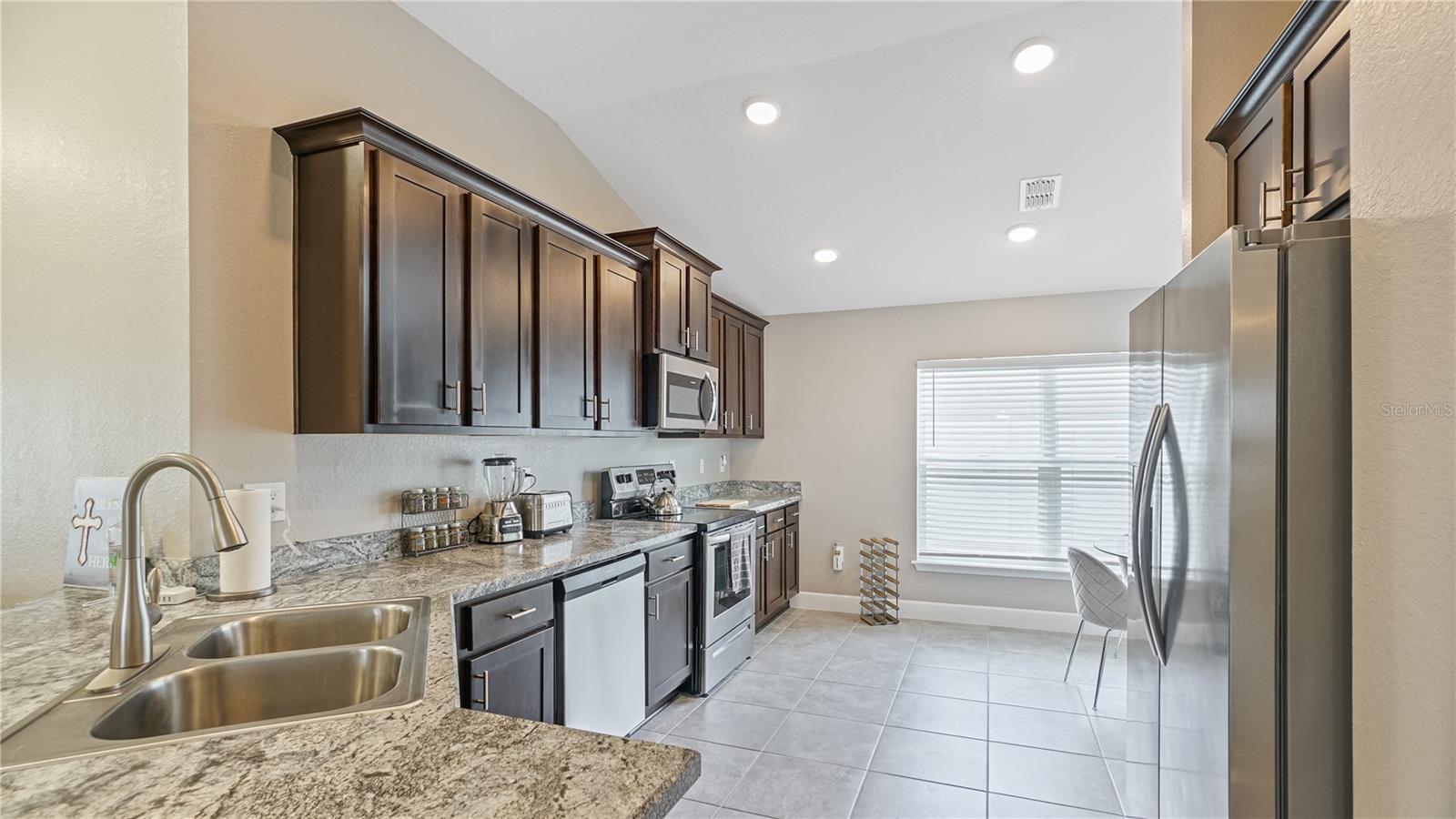 O6439800 Property Photo 5