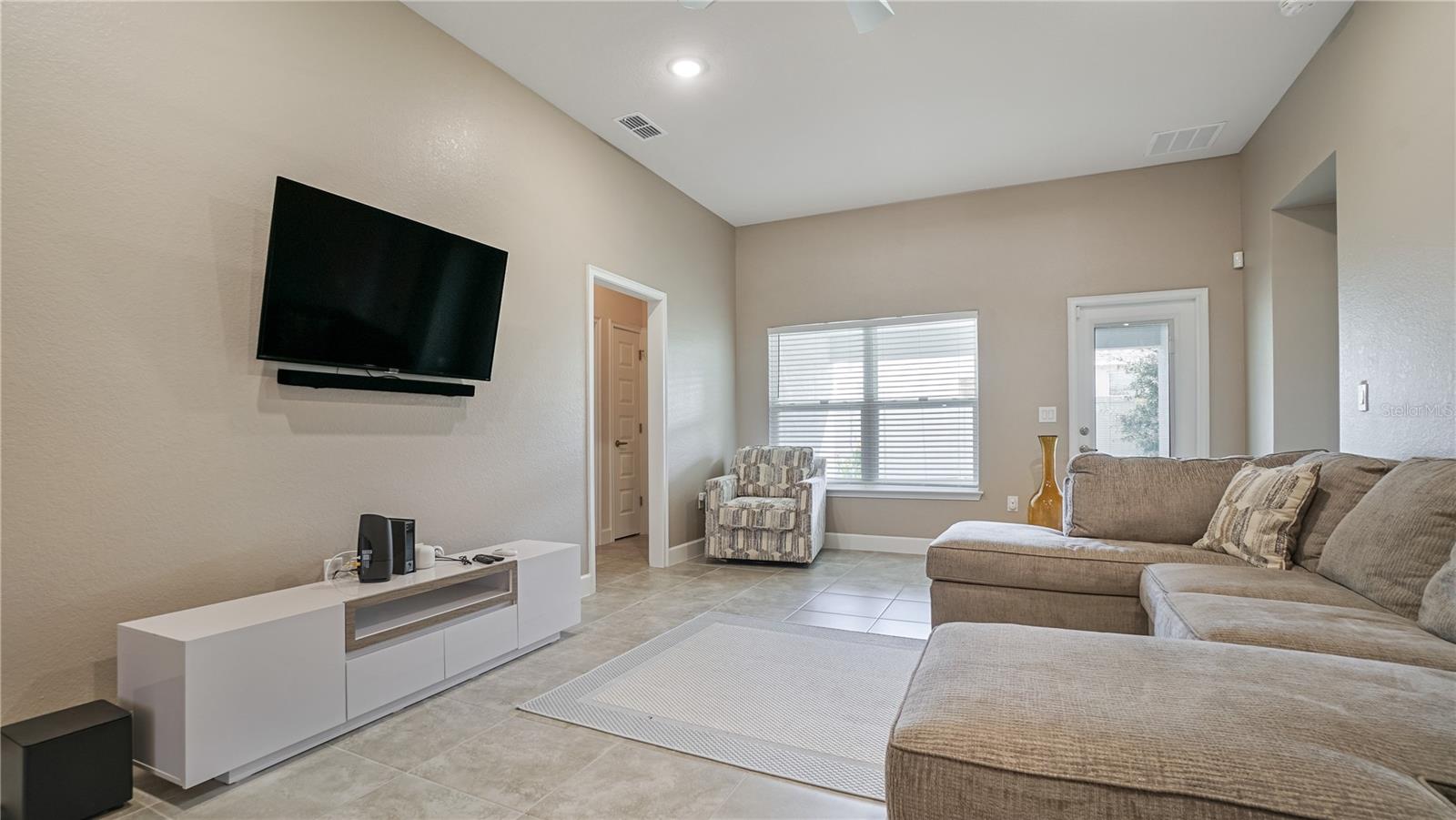 O6439800 Property Photo 8