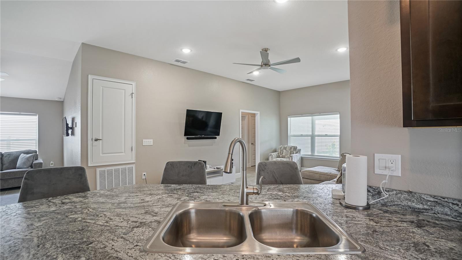 O6439800 Property Photo 10