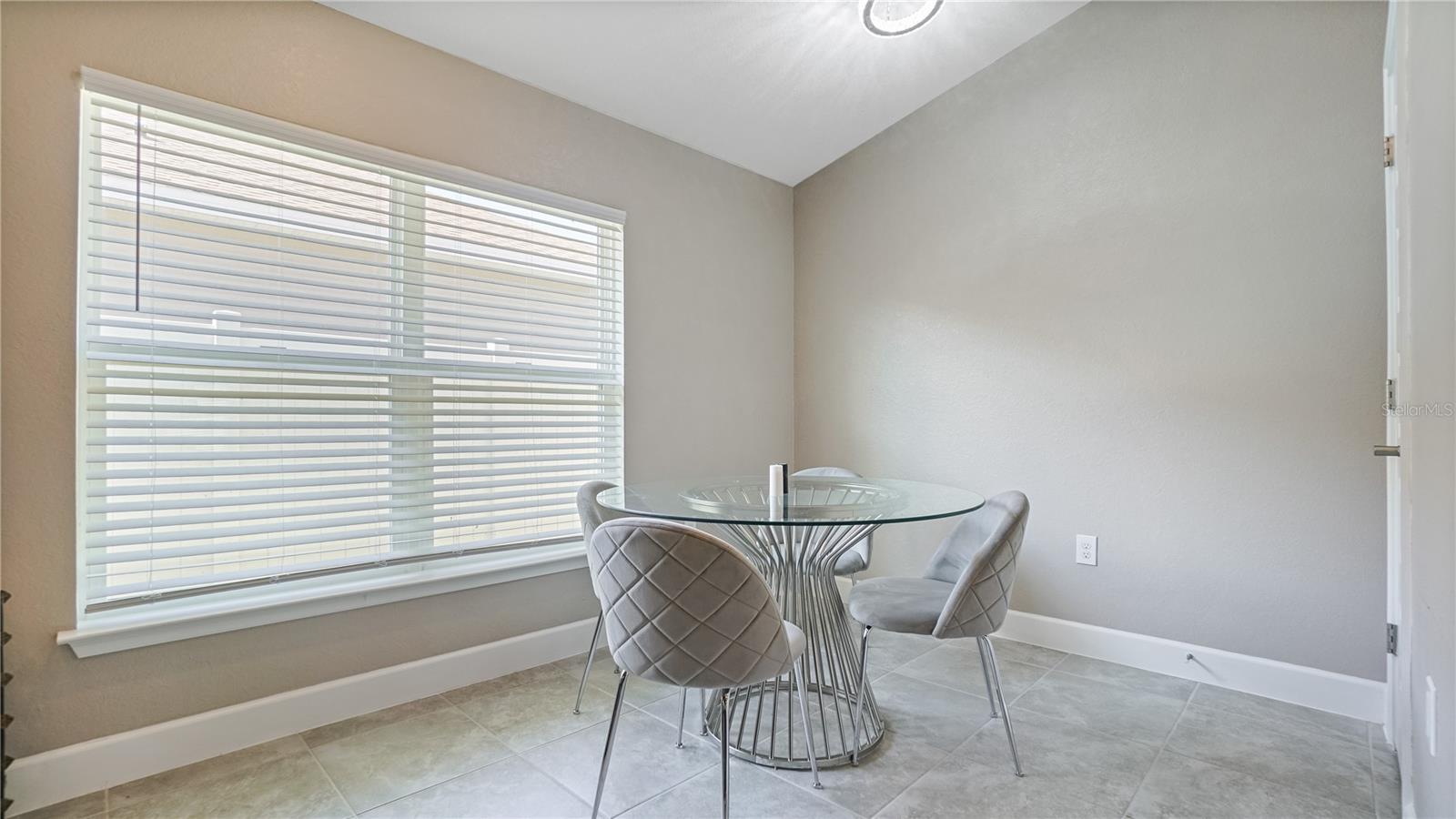O6439800 Property Photo 11