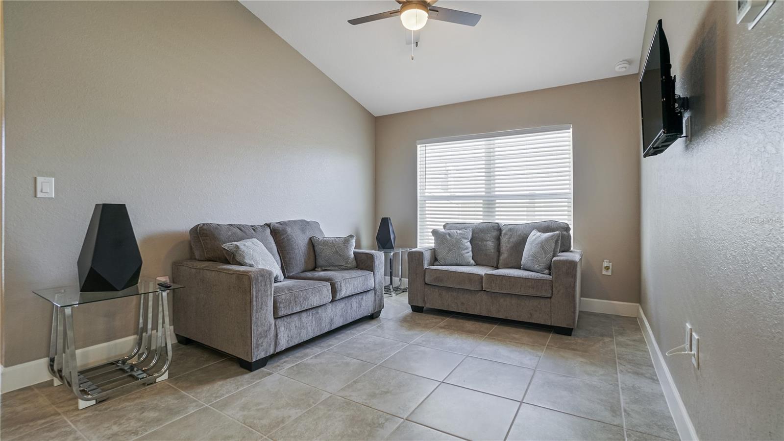 O6439800 Property Photo 13