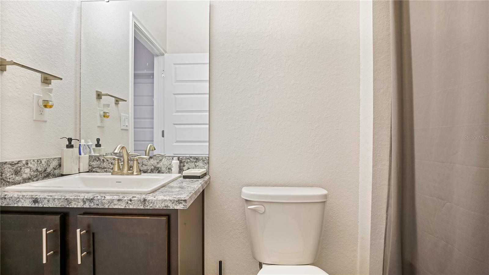O6439800 Property Photo 17