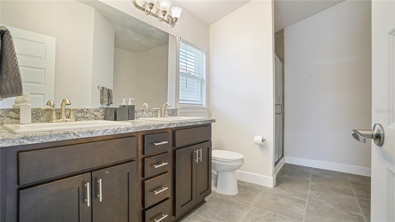 O6439800 Property Photo 25