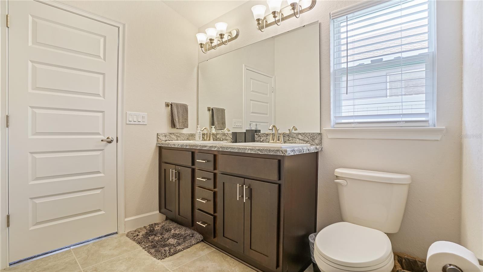 O6439800 Property Photo 26