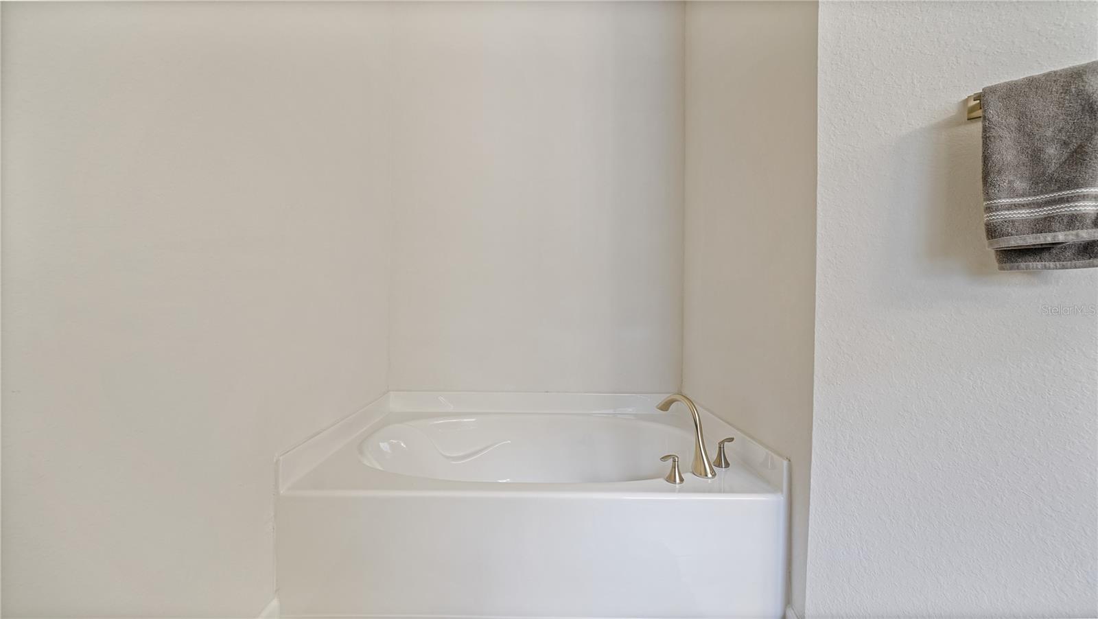 O6439800 Property Photo 28