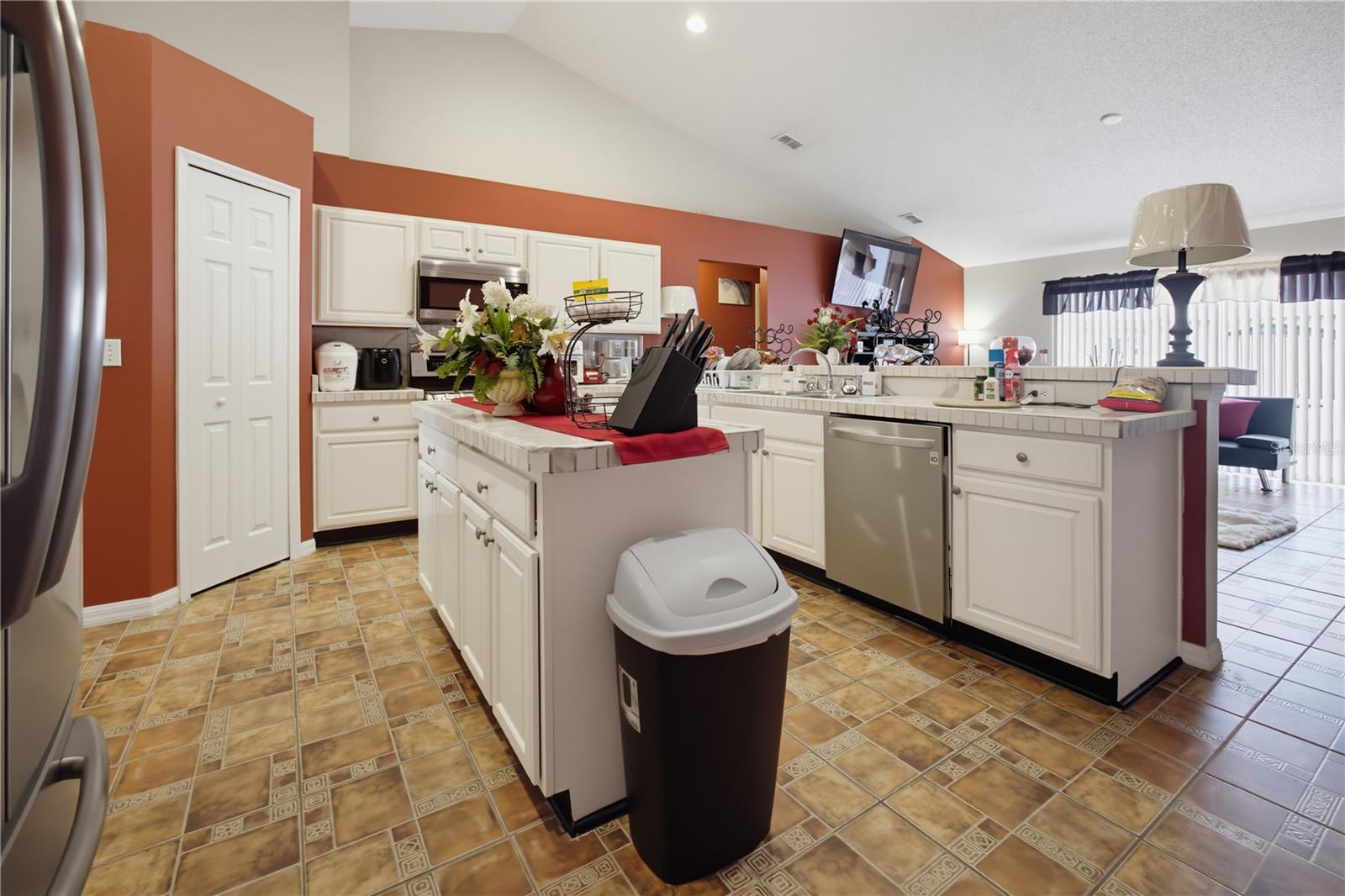 672 Basingstoke Ct Property Photo 6
