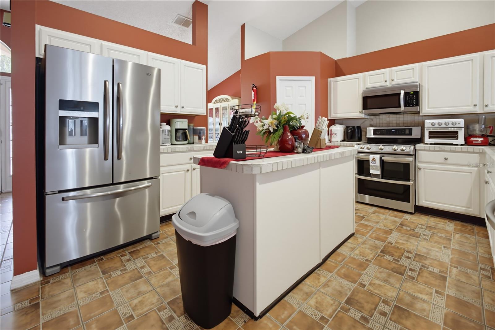 672 Basingstoke Ct Property Photo 8