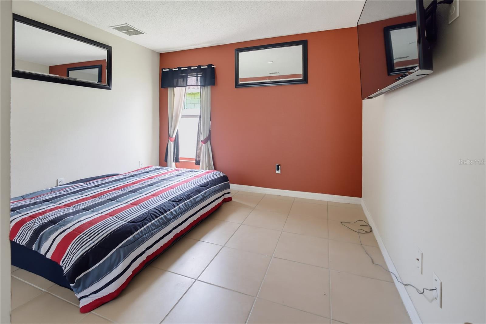 672 Basingstoke Ct Property Photo 15