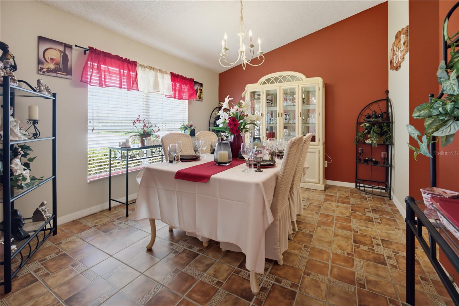 672 Basingstoke Ct Property Photo 17