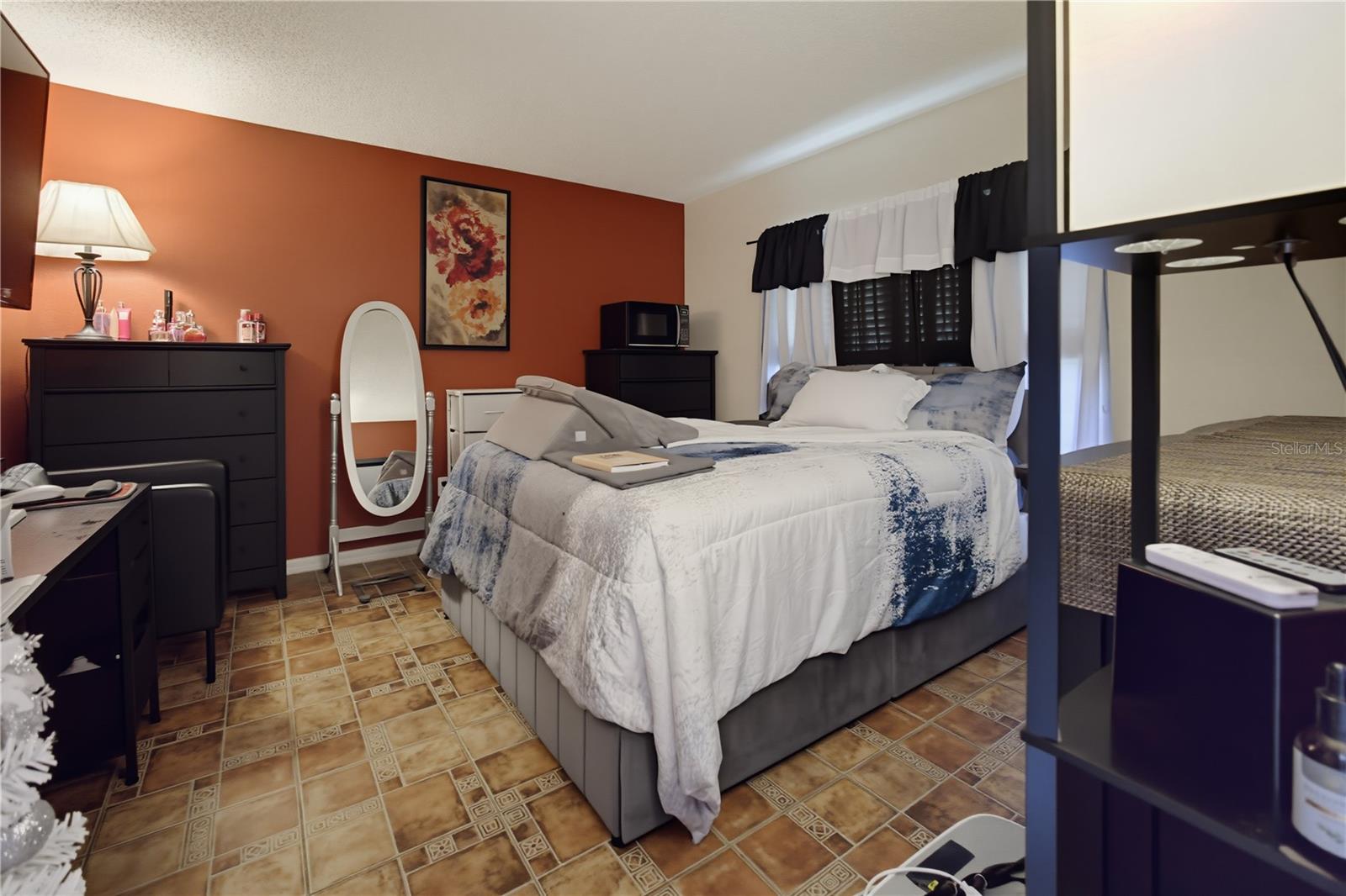 672 Basingstoke Ct Property Photo 23