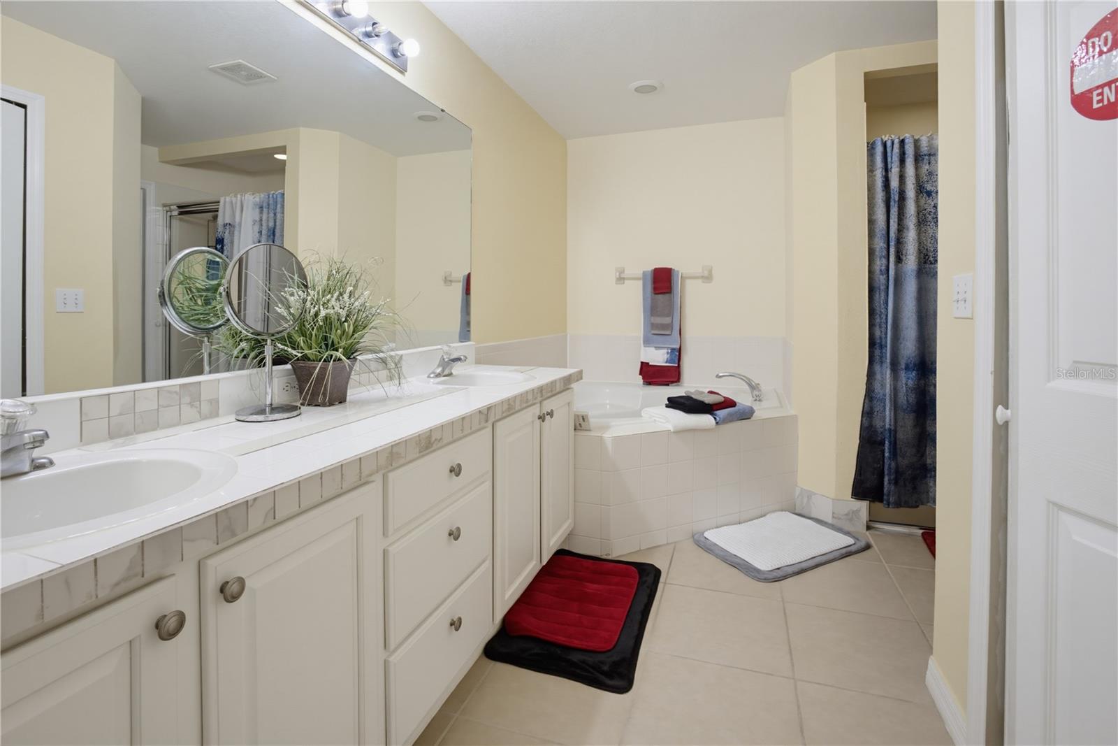 672 Basingstoke Ct Property Photo 25