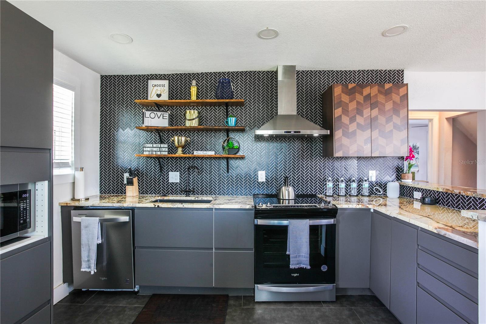 O6439930 Property Photo 9