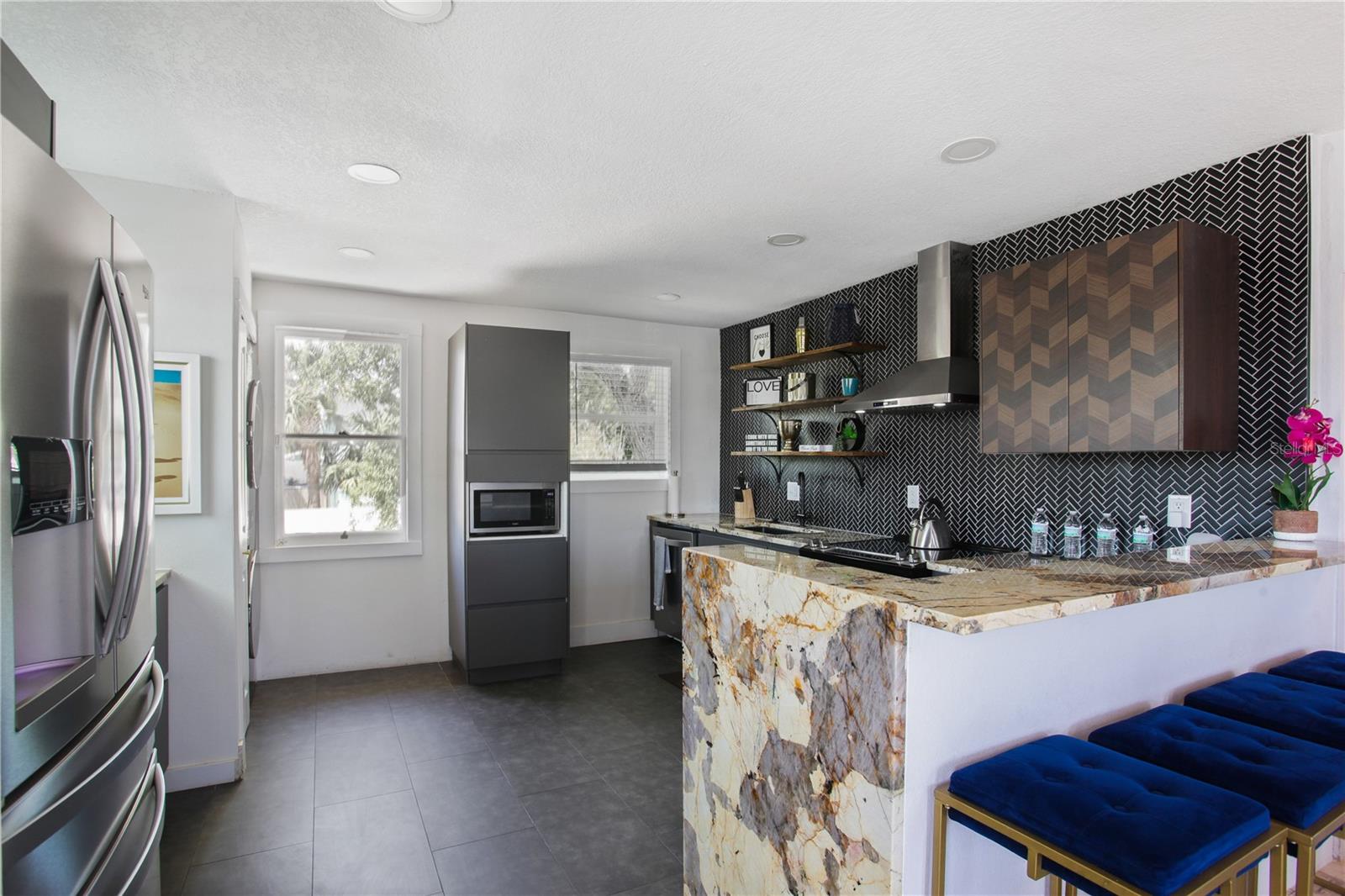 O6439930 Property Photo 11