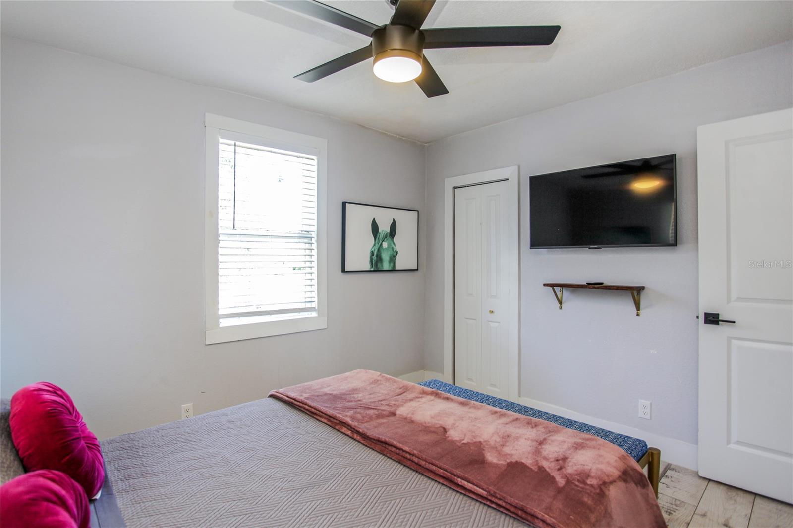 O6439930 Property Photo 17