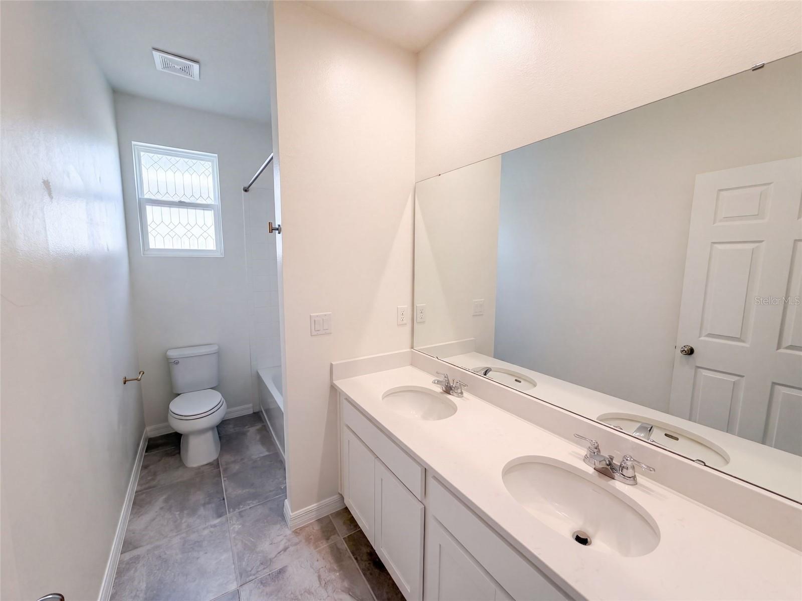 11945 Globe St Property Photo 21