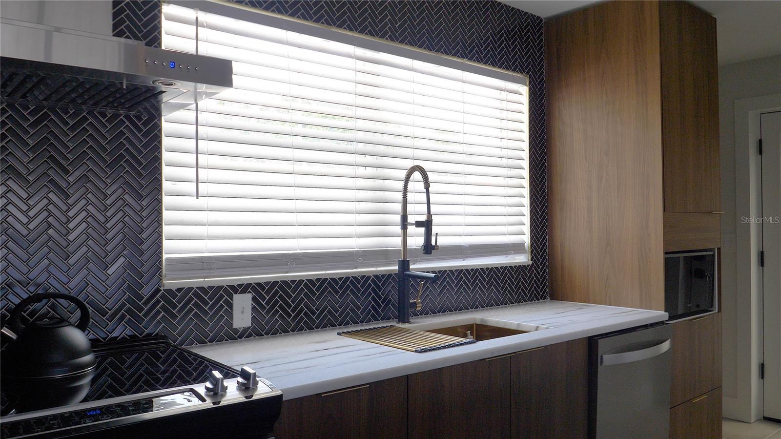 O6439964 Property Photo 11