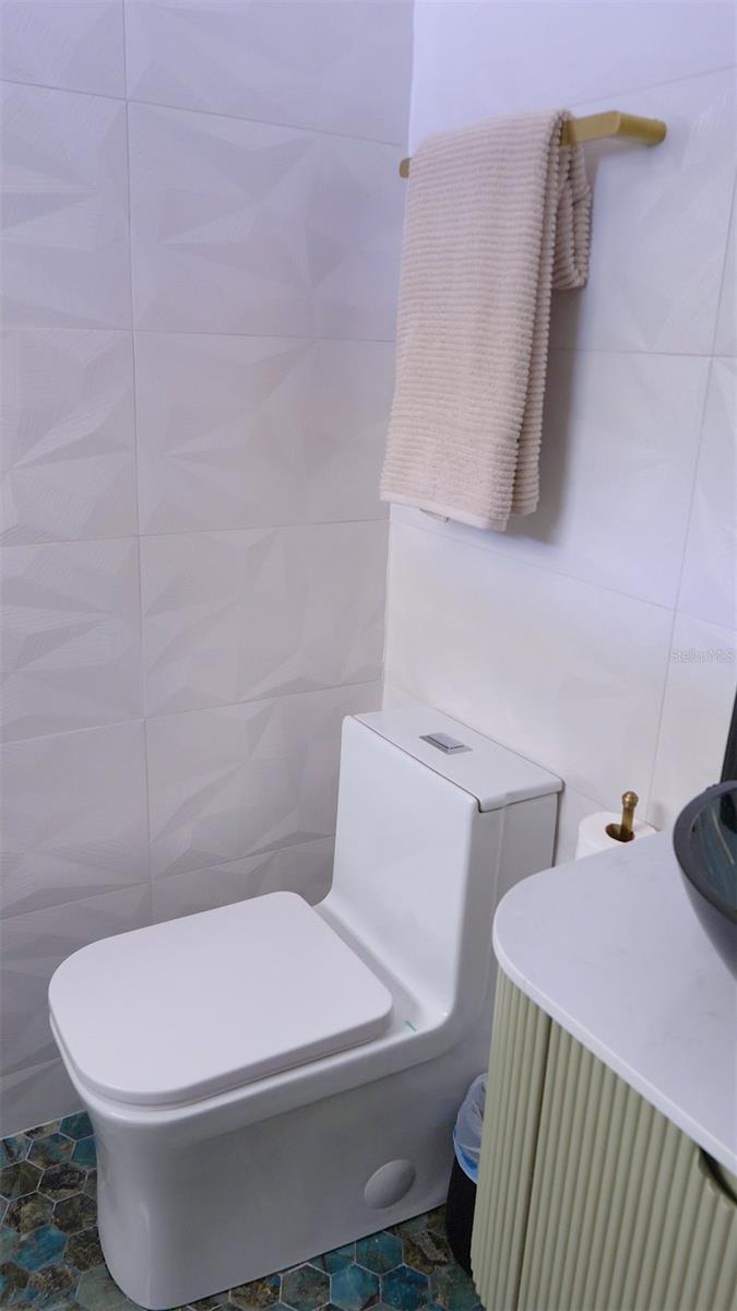 O6439964 Property Photo 16