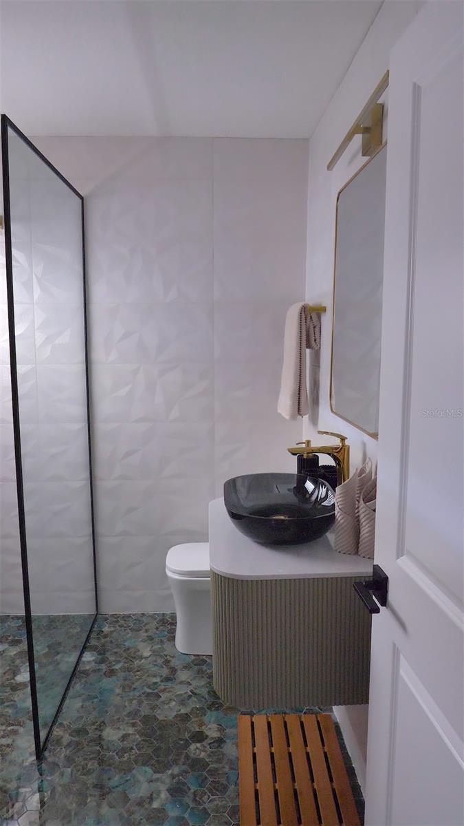 O6439964 Property Photo 17